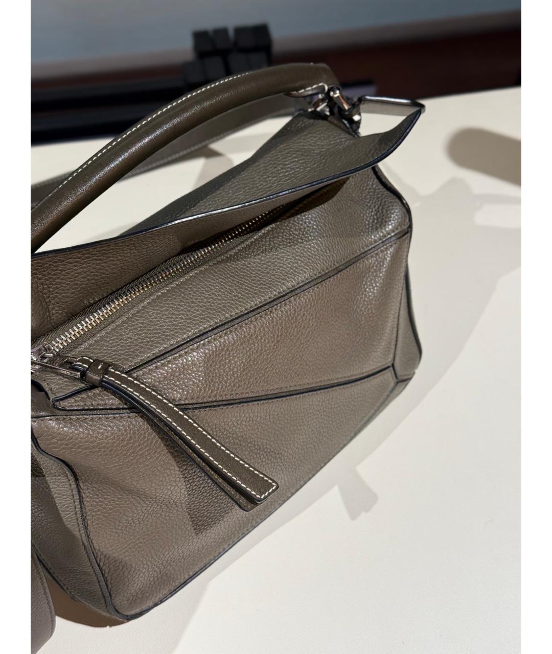 LOEWE Серая кожаная сумка с короткими ручками, фото 4