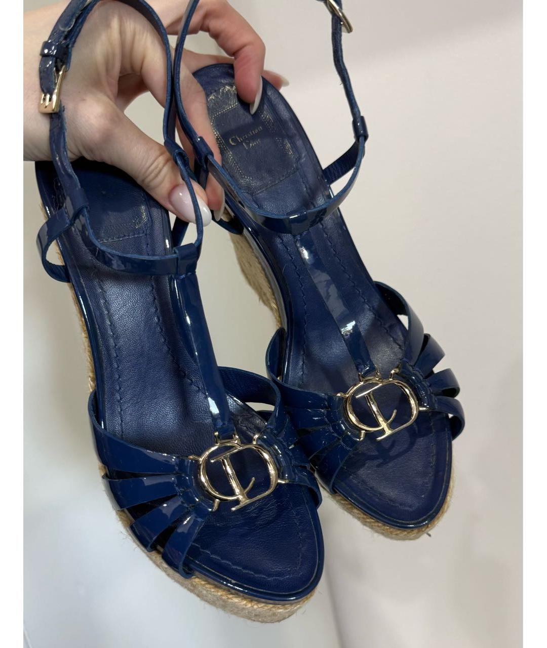 CHRISTIAN DIOR Синие босоножки из лакированной кожи, фото 5