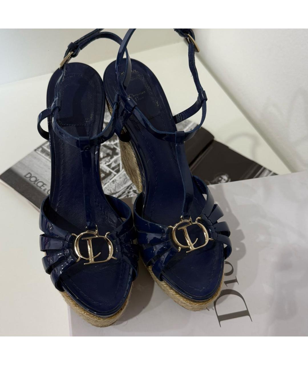 CHRISTIAN DIOR Синие босоножки из лакированной кожи, фото 2