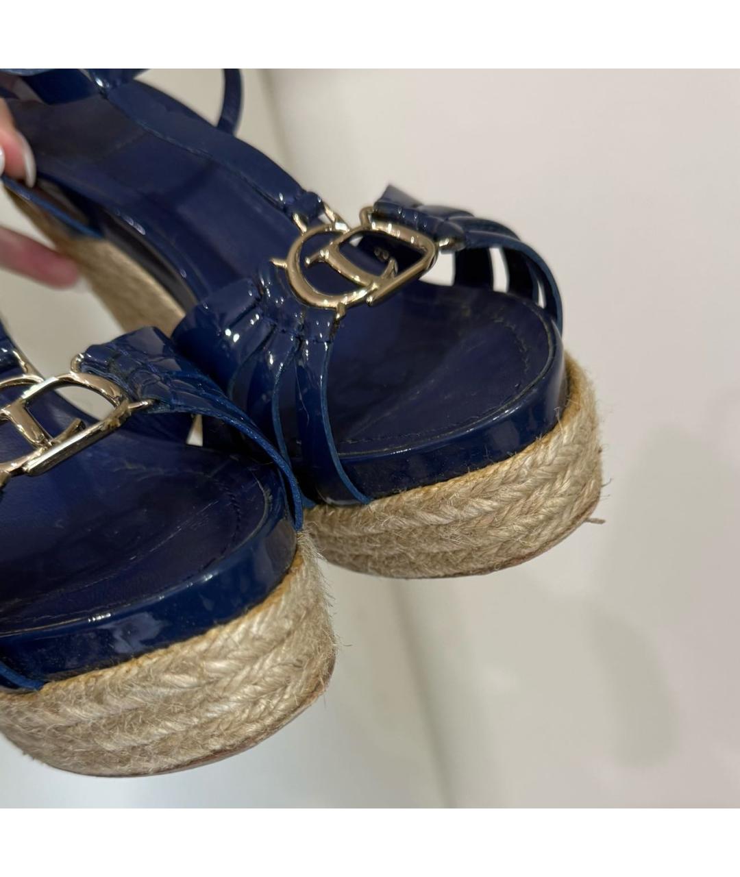 CHRISTIAN DIOR Синие босоножки из лакированной кожи, фото 6