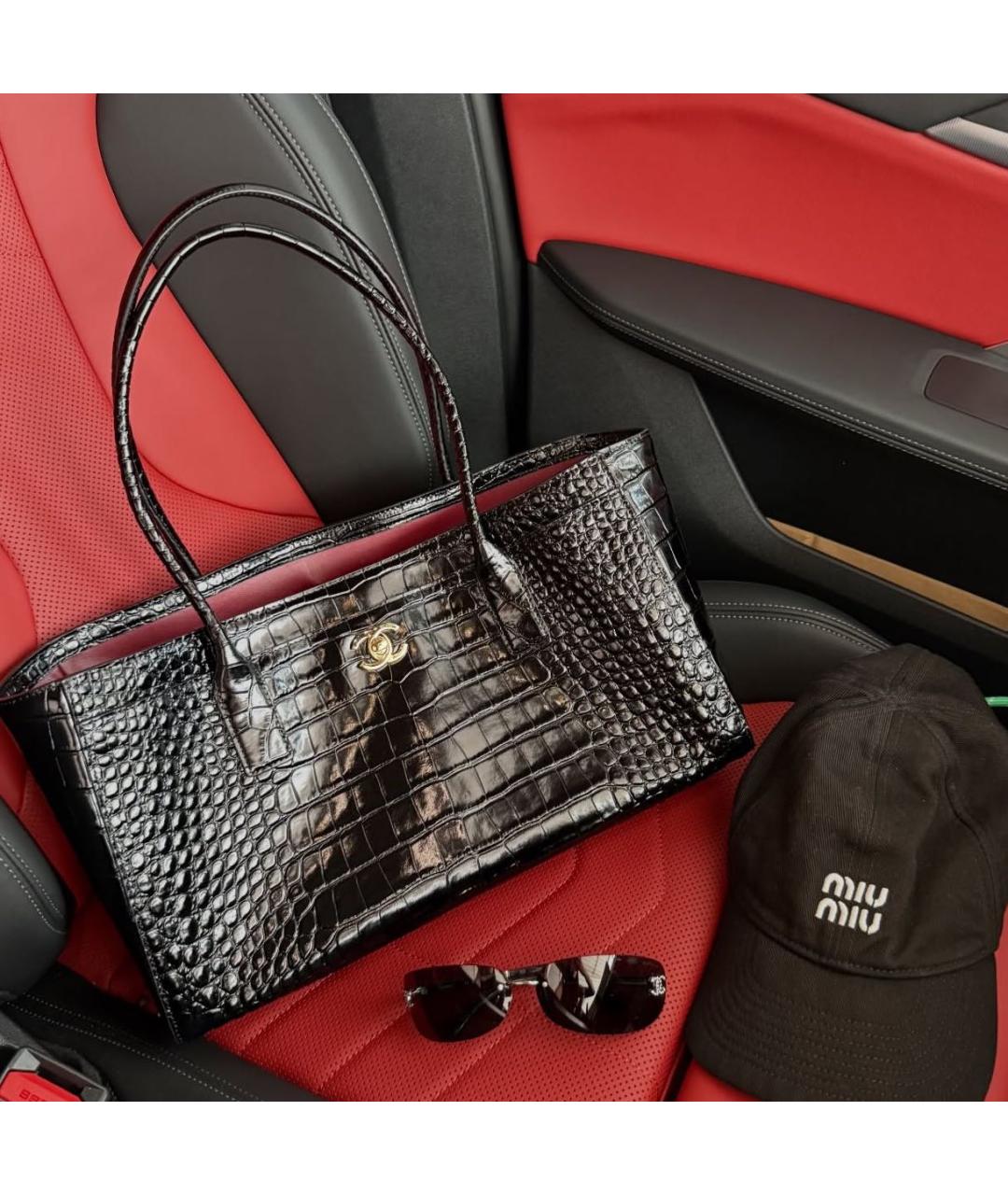 CHANEL Черная сумка с короткими ручками из лакированной кожи, фото 3