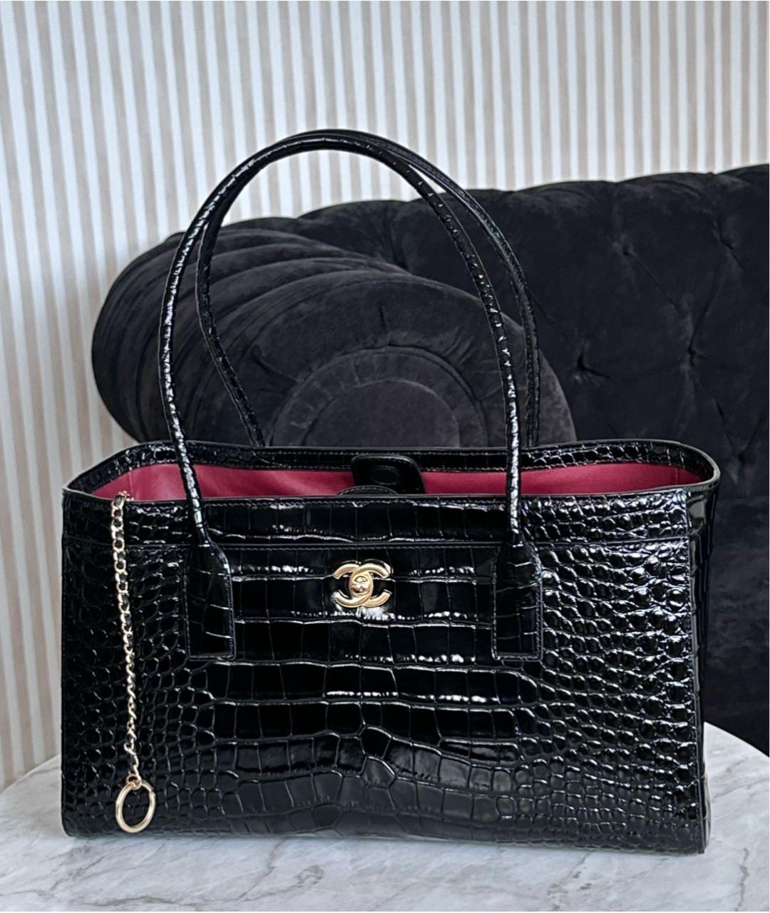 CHANEL Черная сумка с короткими ручками из лакированной кожи, фото 4