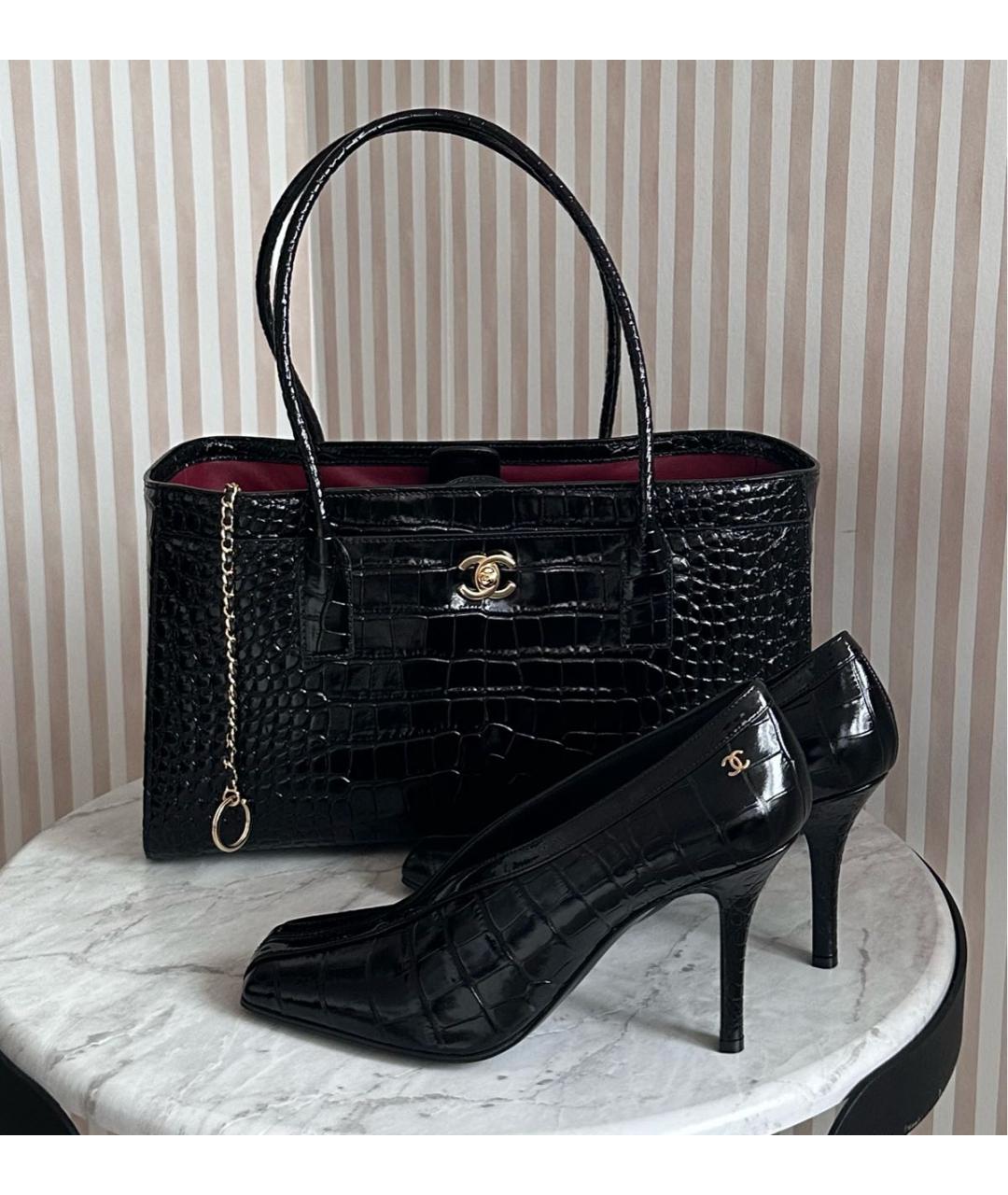 CHANEL Черная сумка с короткими ручками из лакированной кожи, фото 2