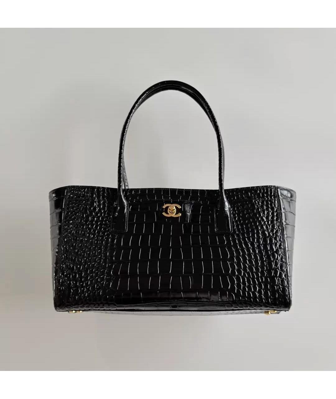 CHANEL Черная сумка с короткими ручками из лакированной кожи, фото 5