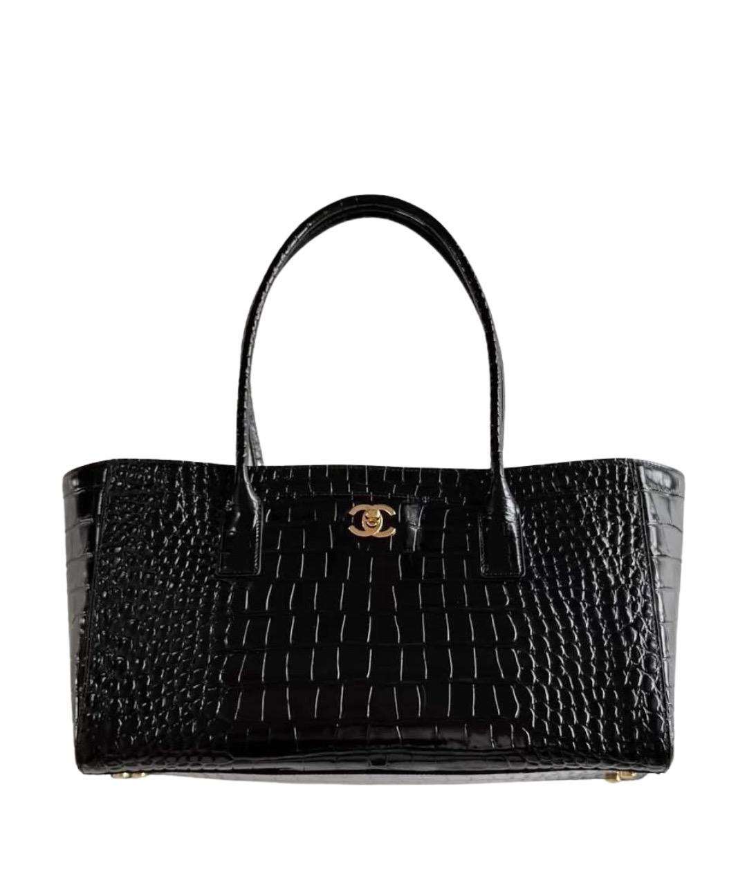 CHANEL Черная сумка с короткими ручками из лакированной кожи, фото 1