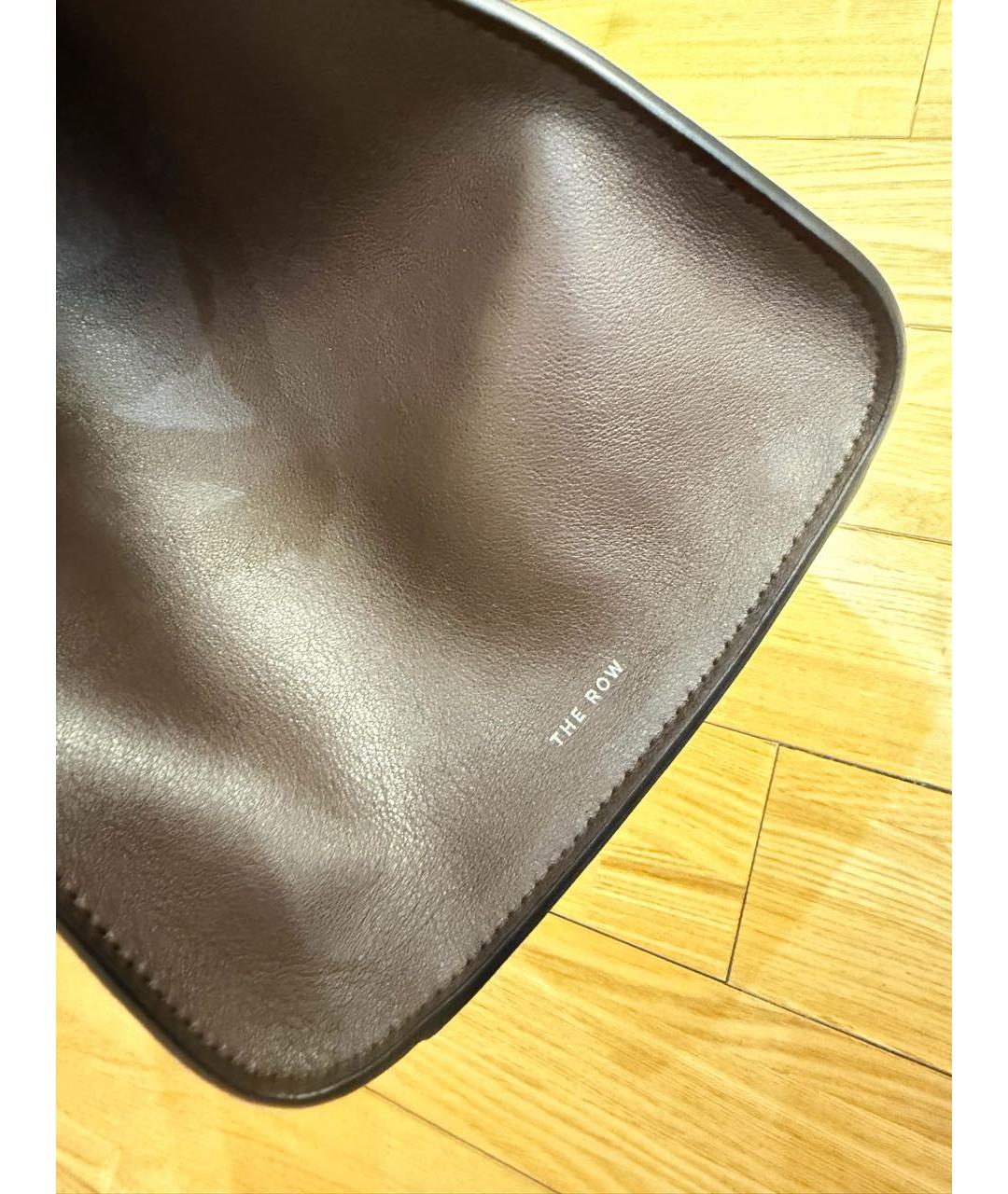 THE ROW Коричневая кожаная сумка с короткими ручками, фото 6
