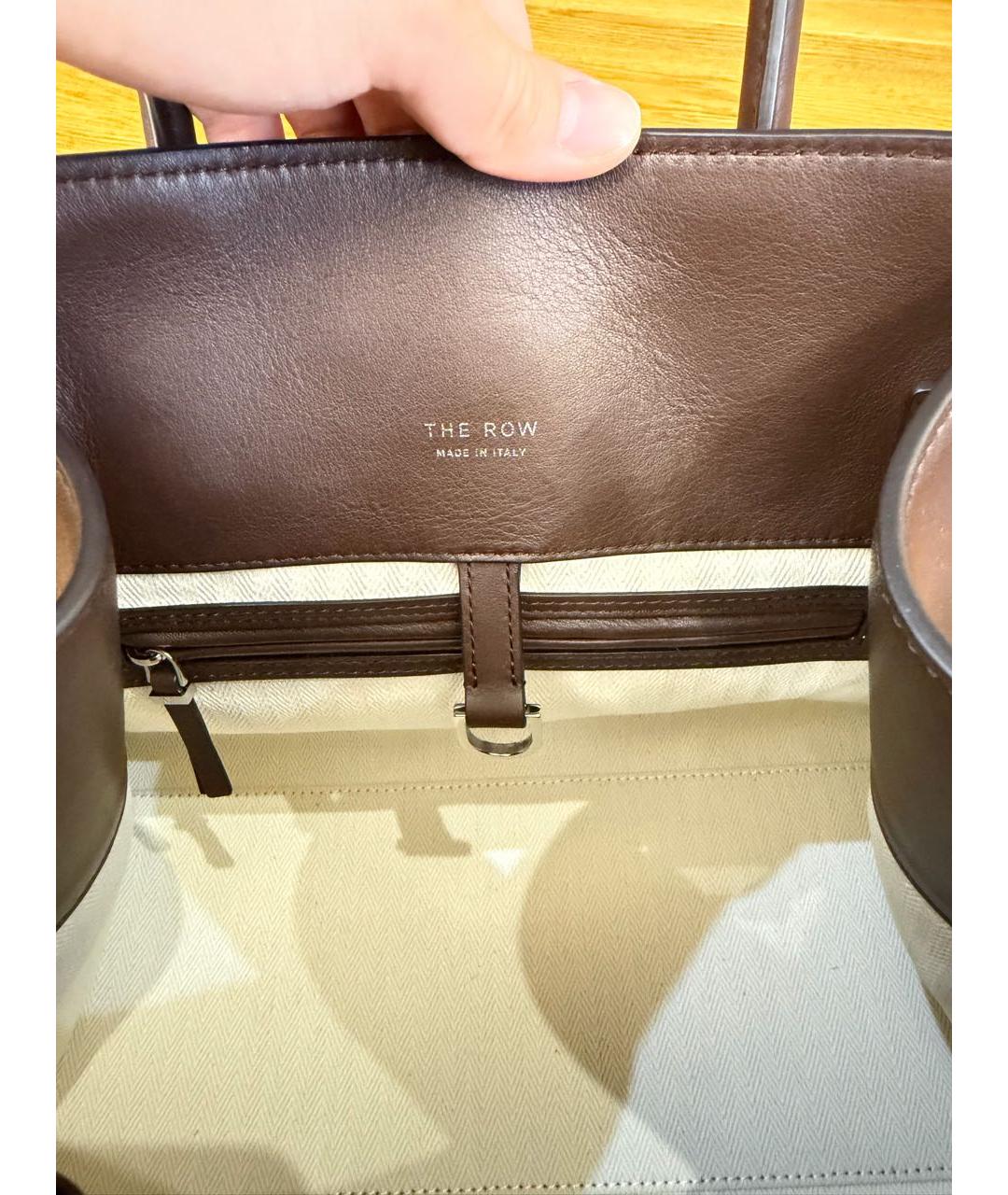 THE ROW Коричневая кожаная сумка с короткими ручками, фото 8