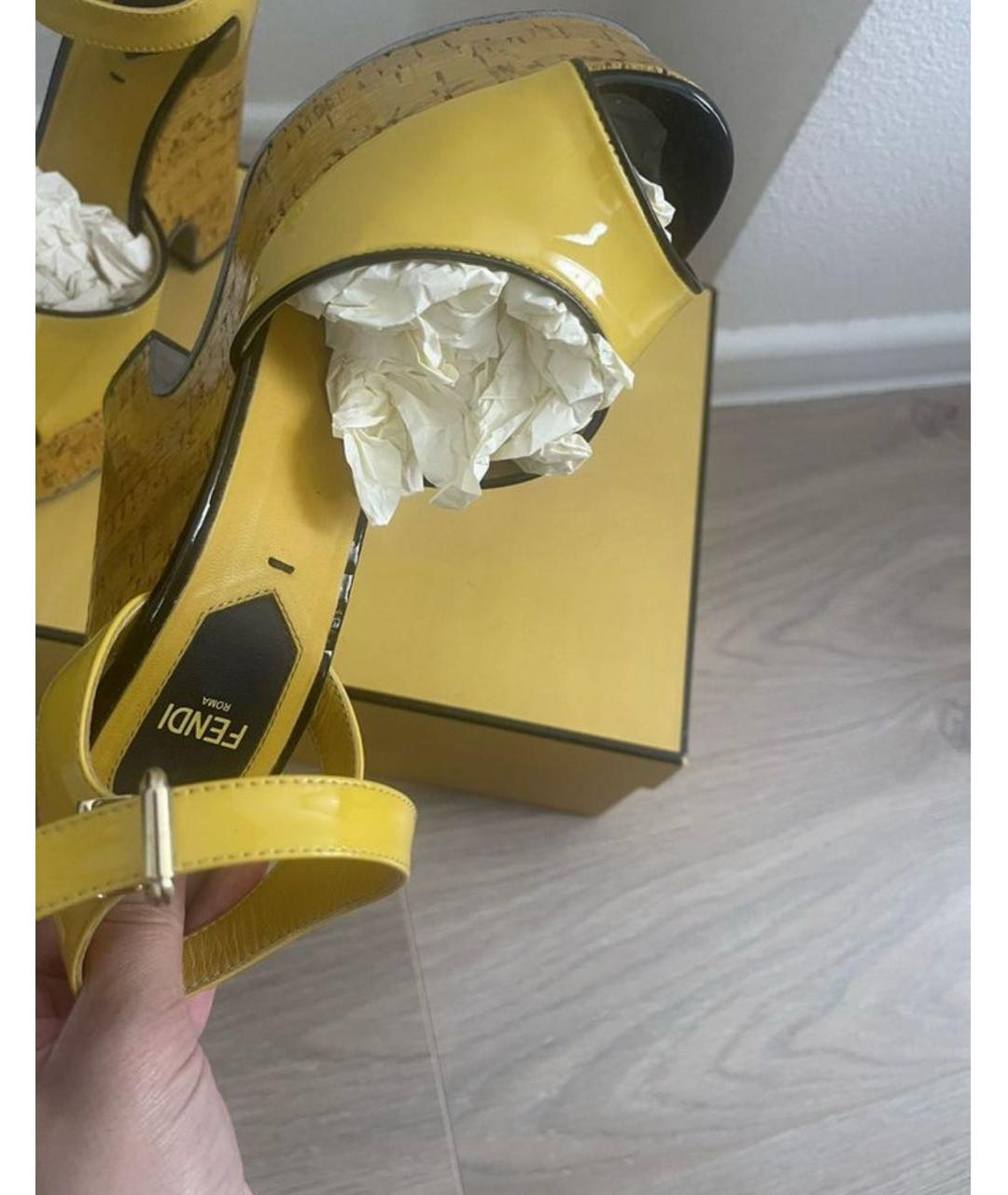 FENDI Желтые босоножки из лакированной кожи, фото 5