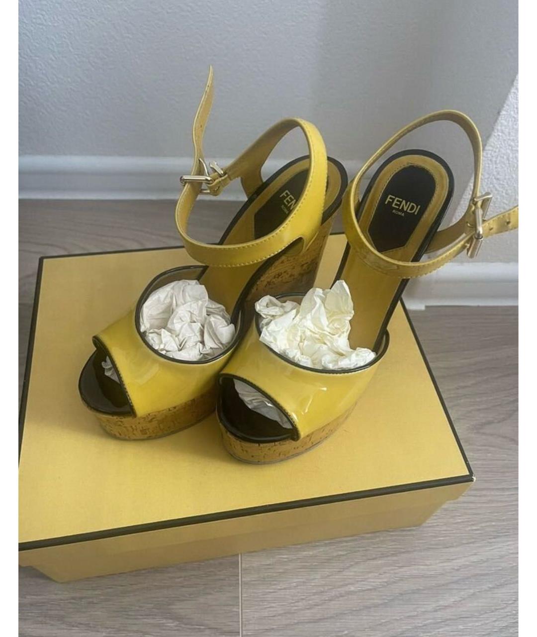 FENDI Желтые босоножки из лакированной кожи, фото 2