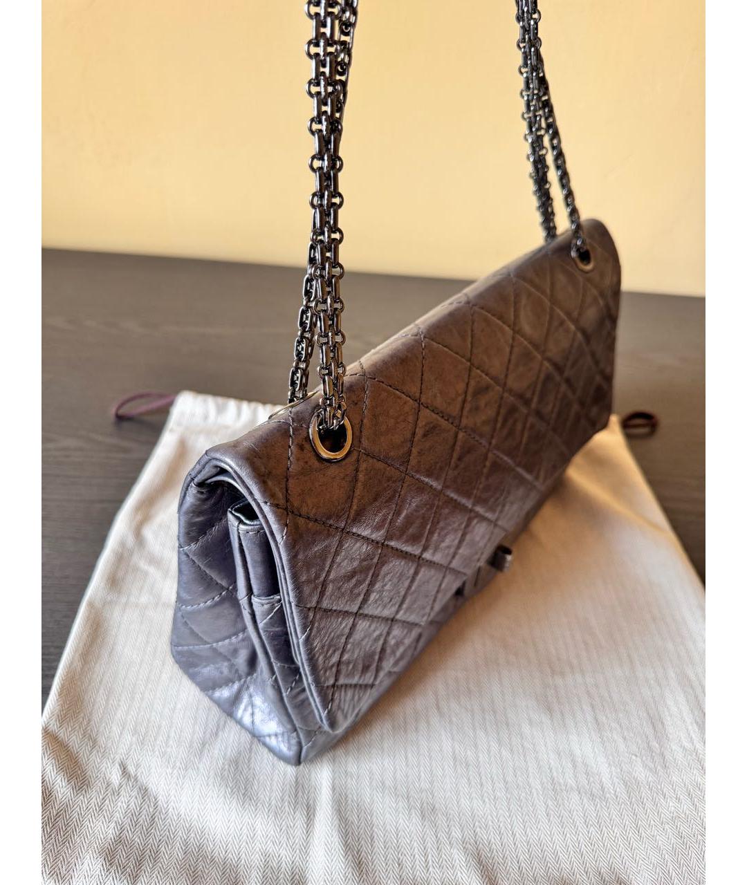 CHANEL Серебряная кожаная сумка с короткими ручками, фото 2