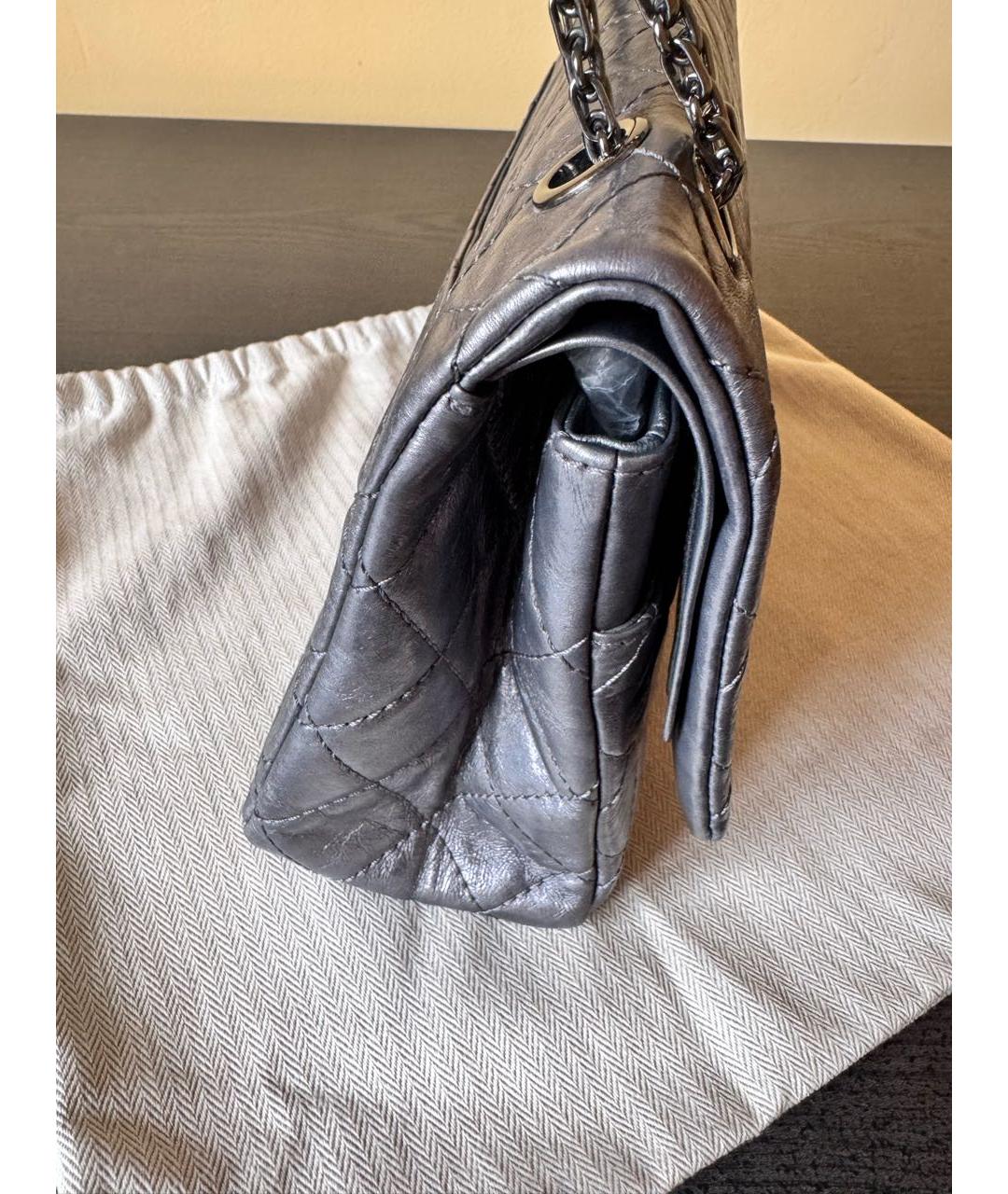 CHANEL Серебряная кожаная сумка с короткими ручками, фото 5