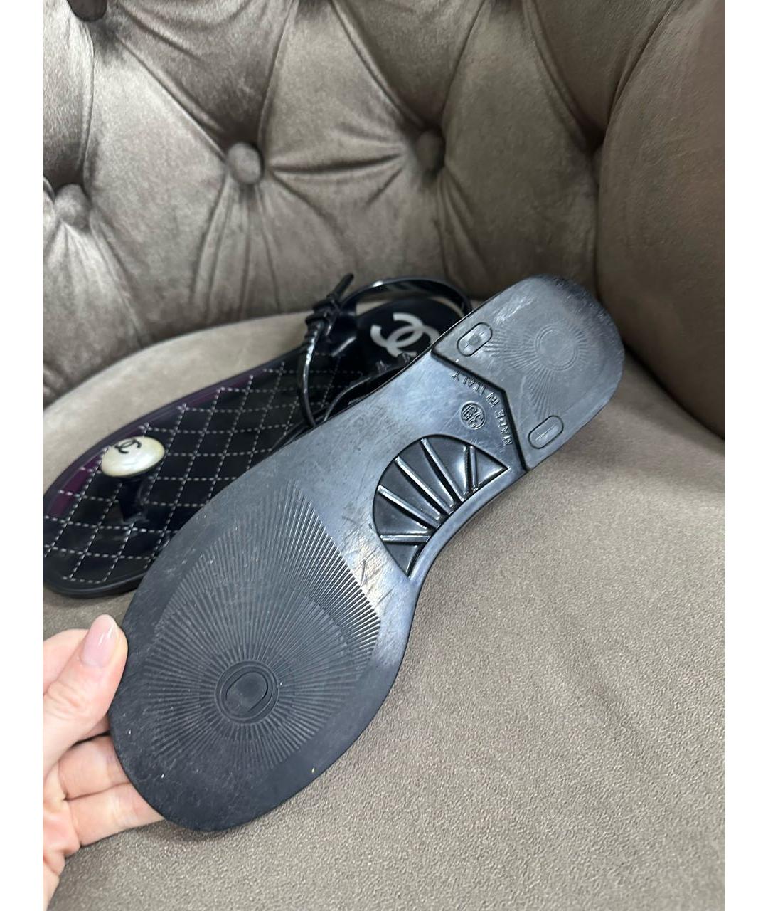 CHANEL Черные резиновые сандалии, фото 5