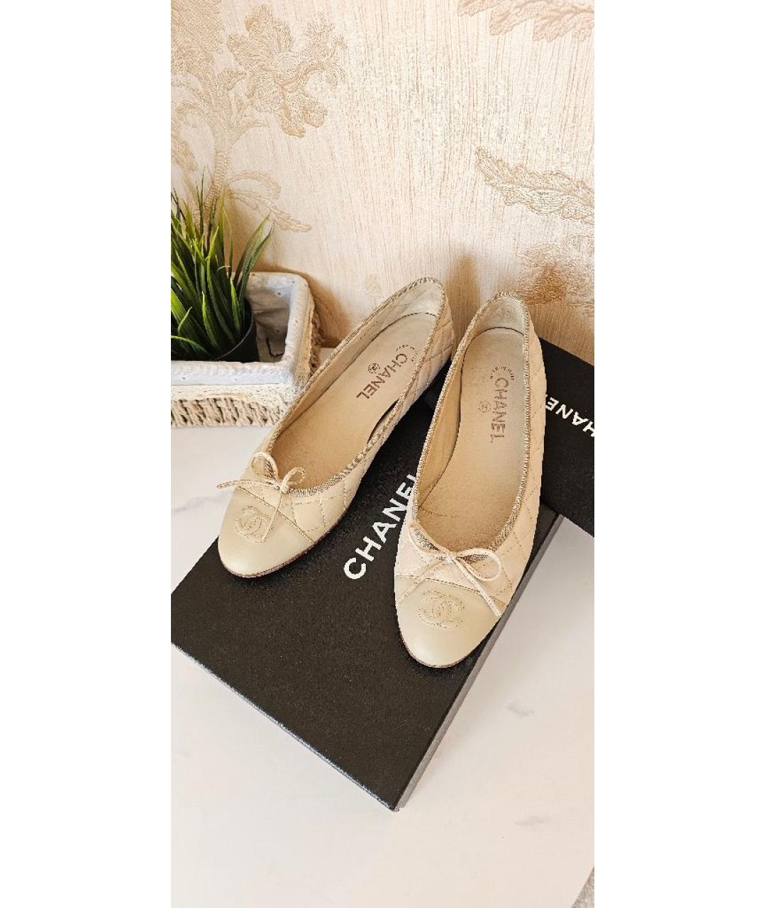 CHANEL Бежевые кожаные балетки, фото 3
