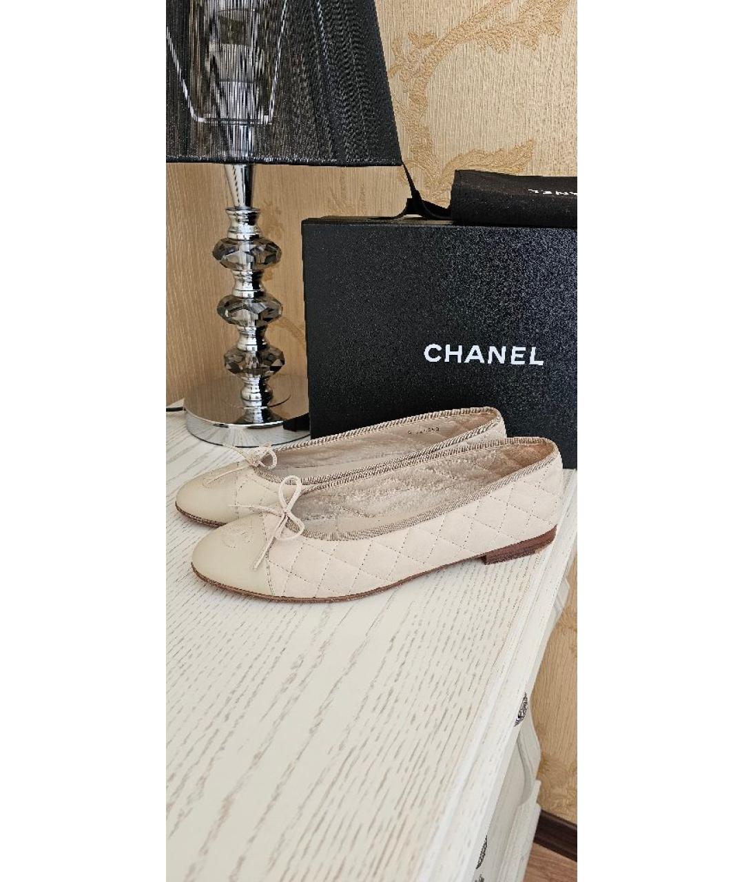 CHANEL Бежевые кожаные балетки, фото 2