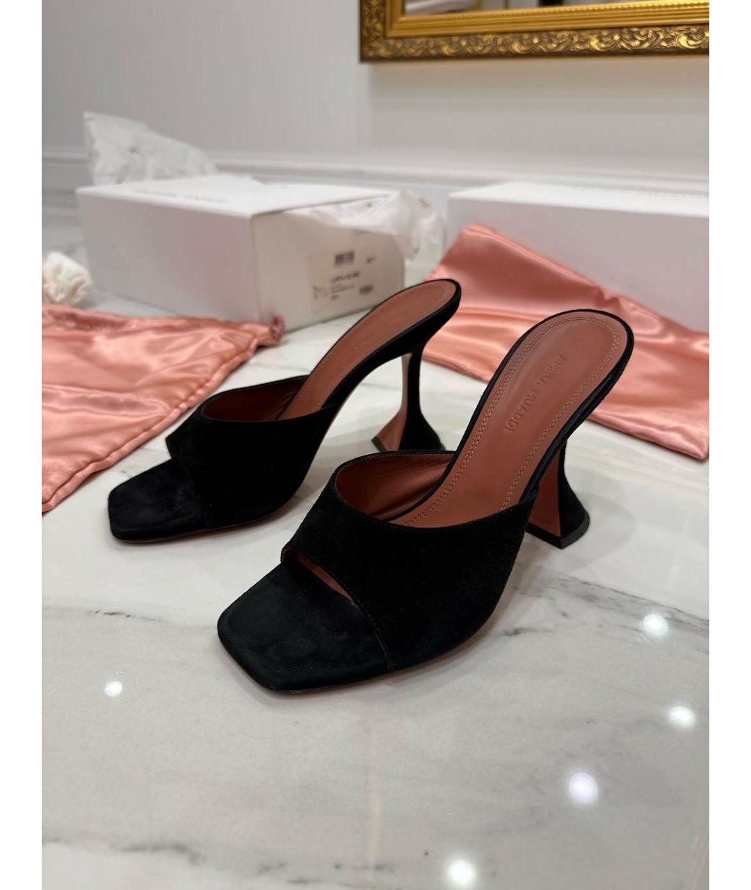 Amina Muaddi Черные замшевые мюли, фото 6