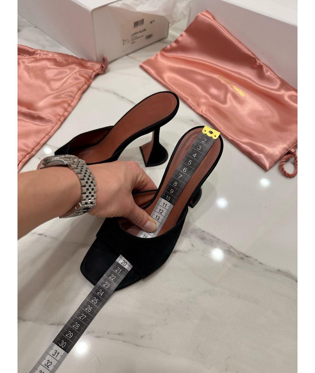 Amina Muaddi Черные замшевые мюли, фото 7