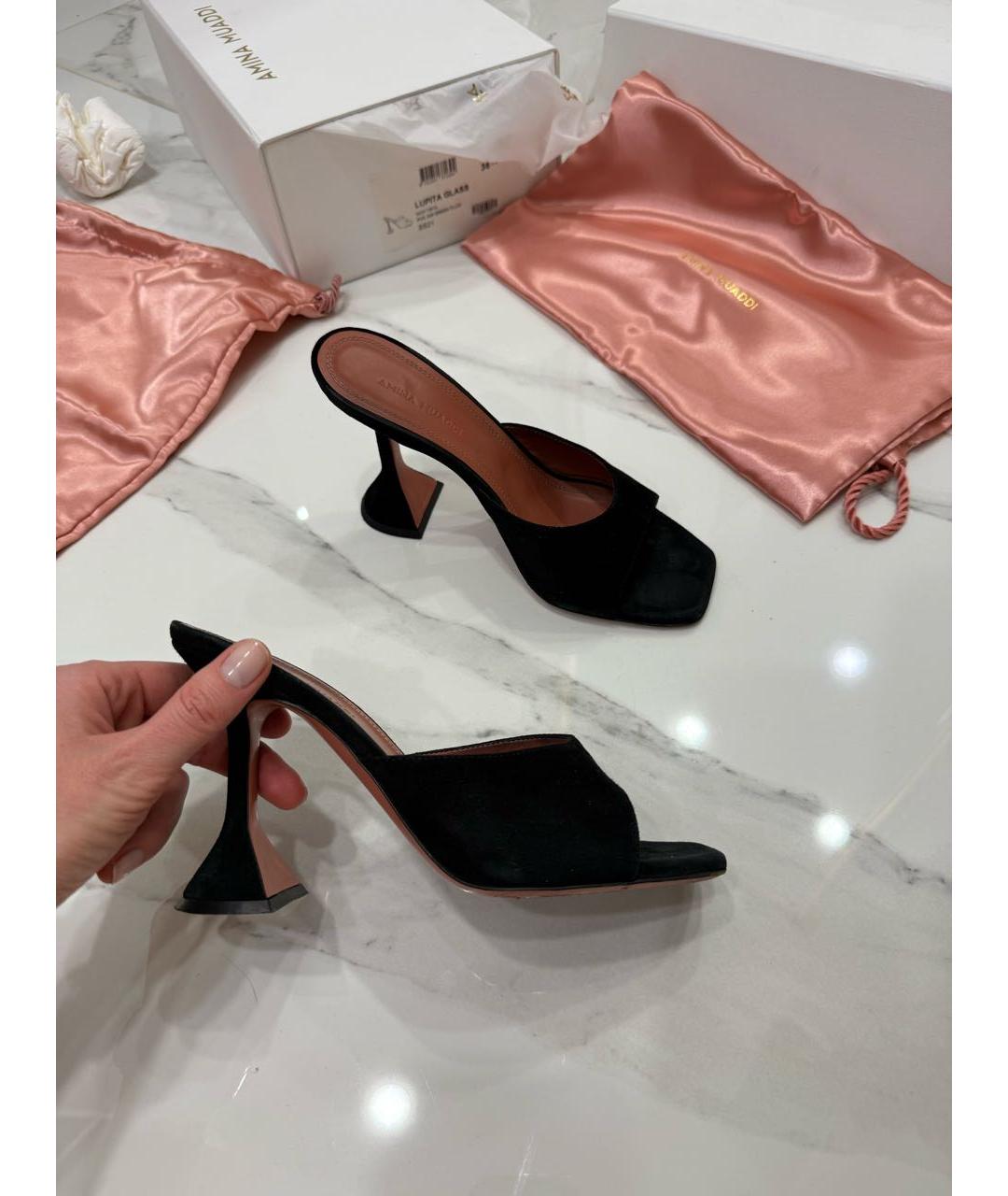 Amina Muaddi Черные замшевые мюли, фото 4