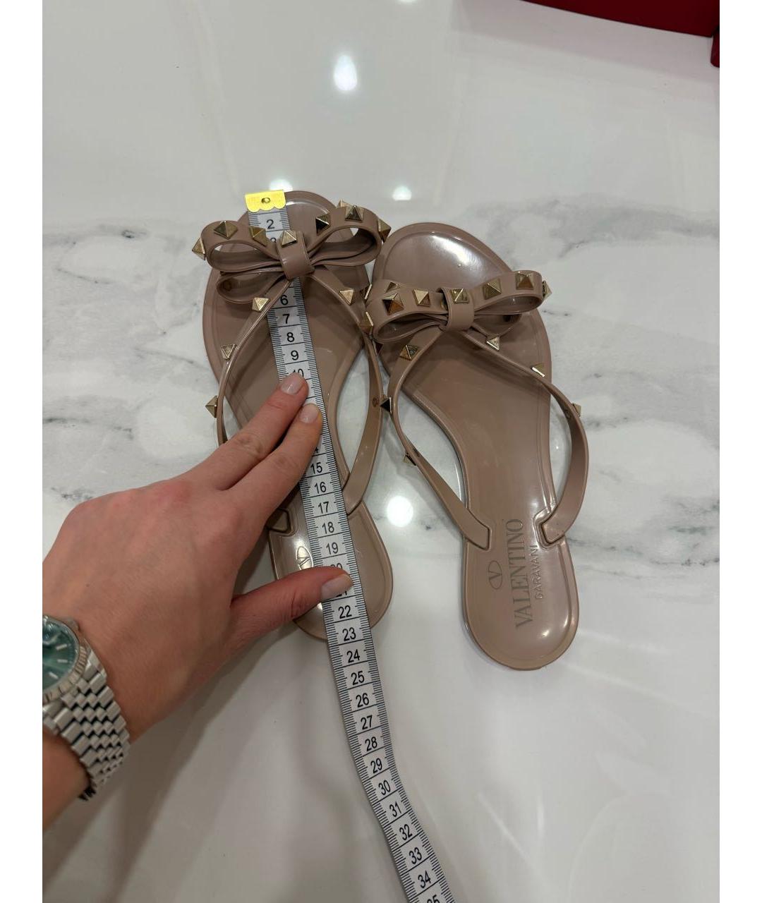 VALENTINO Бежевые резиновые шлепанцы, фото 6
