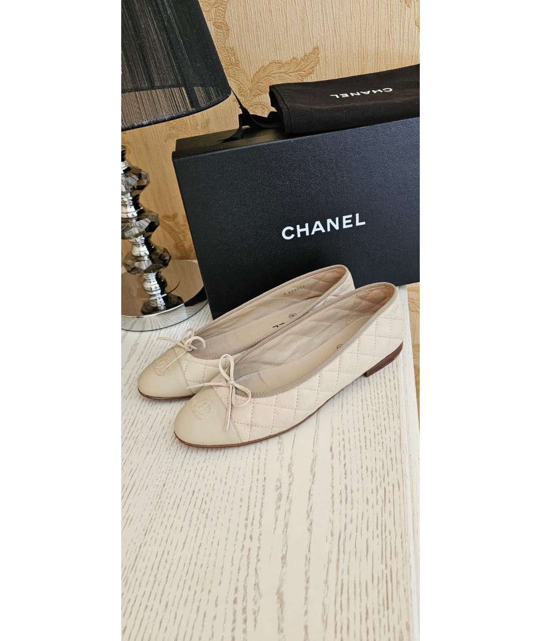 CHANEL Бежевые кожаные балетки, фото 2