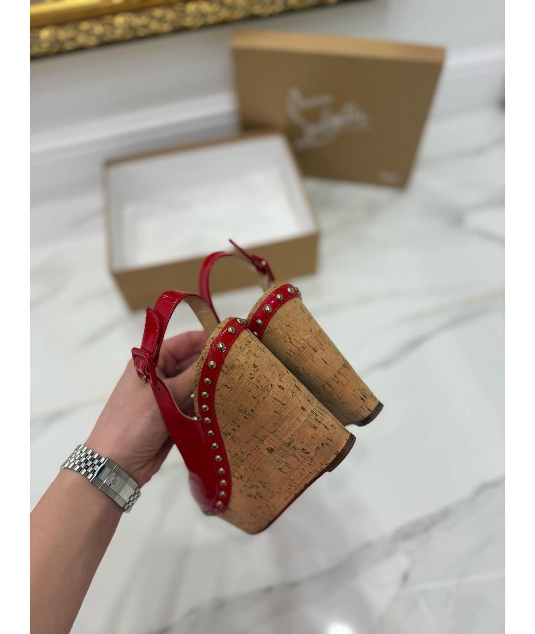 CHRISTIAN LOUBOUTIN Красные босоножки из лакированной кожи, фото 6