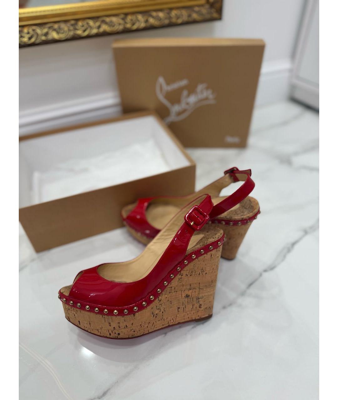CHRISTIAN LOUBOUTIN Красные босоножки из лакированной кожи, фото 4