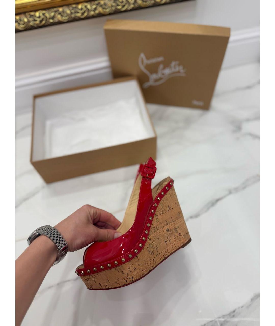 CHRISTIAN LOUBOUTIN Красные босоножки из лакированной кожи, фото 7