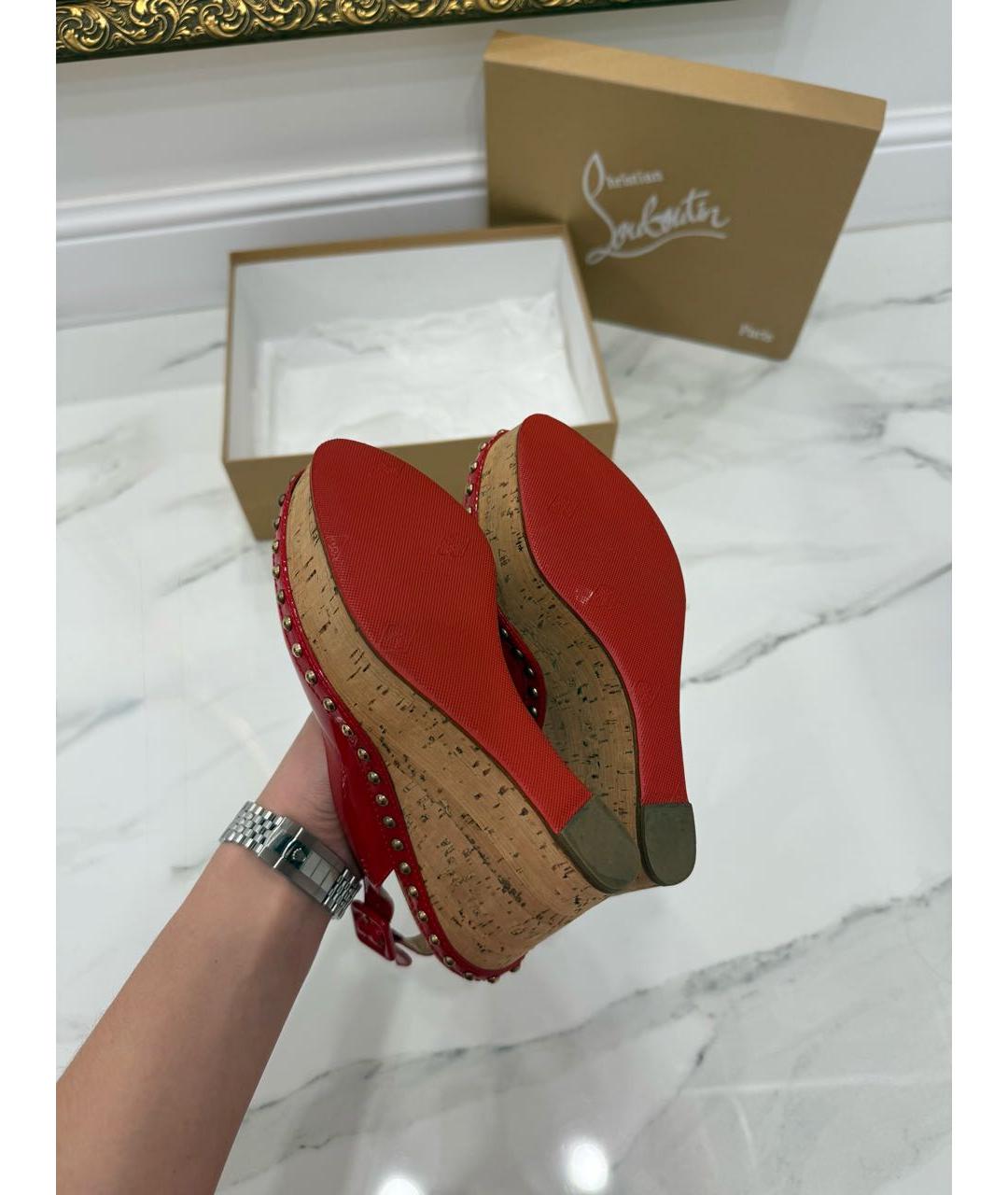 CHRISTIAN LOUBOUTIN Красные босоножки из лакированной кожи, фото 5