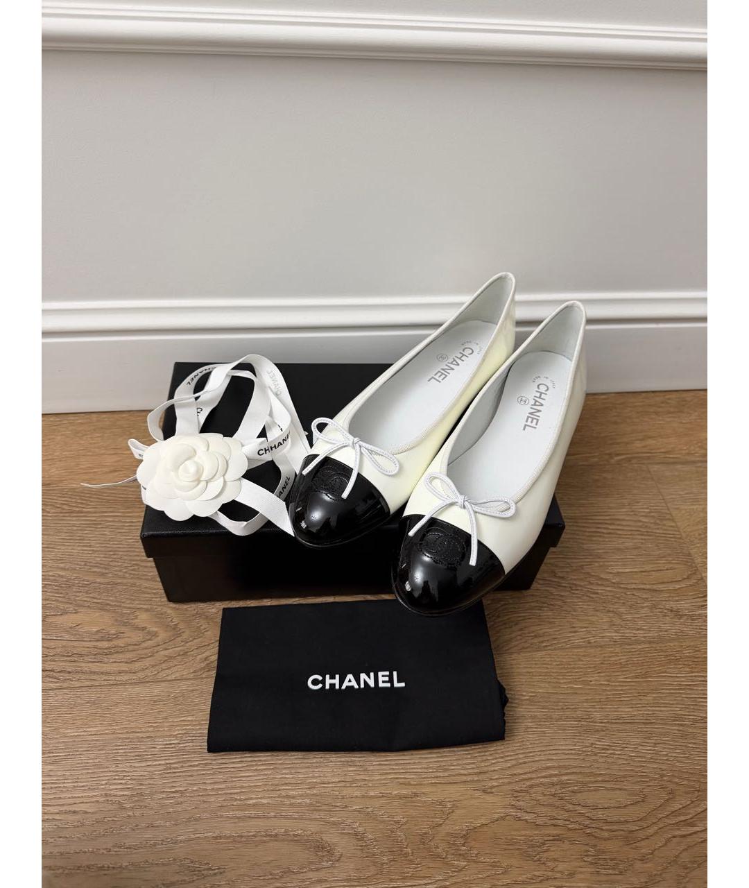CHANEL Белые балетки из лакированной кожи, фото 7