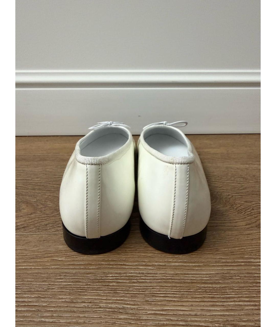 CHANEL Белые балетки из лакированной кожи, фото 4
