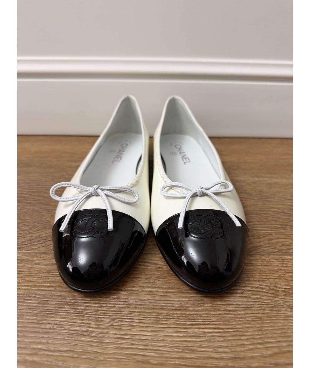 CHANEL Белые балетки из лакированной кожи, фото 2