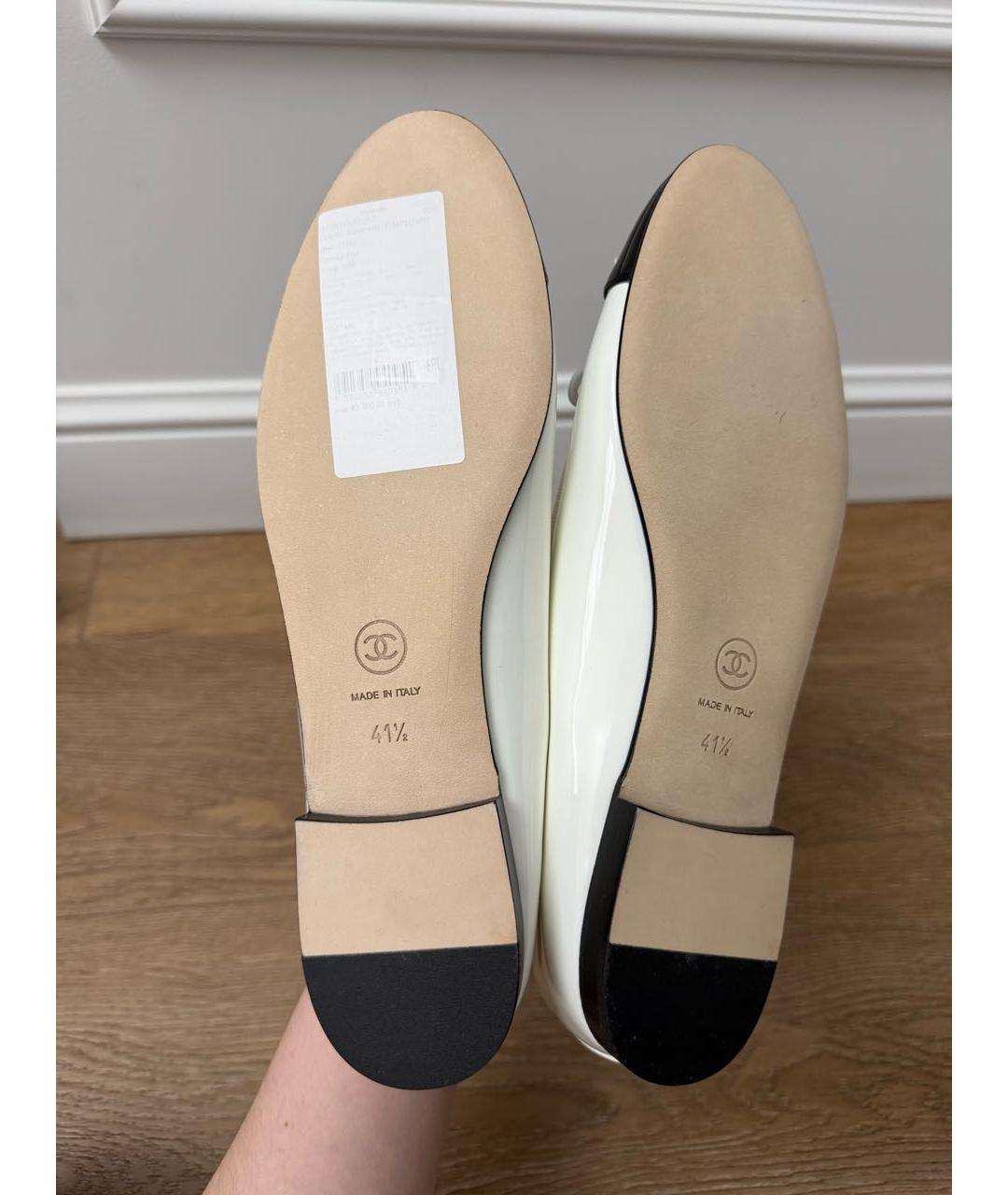 CHANEL Белые балетки из лакированной кожи, фото 5