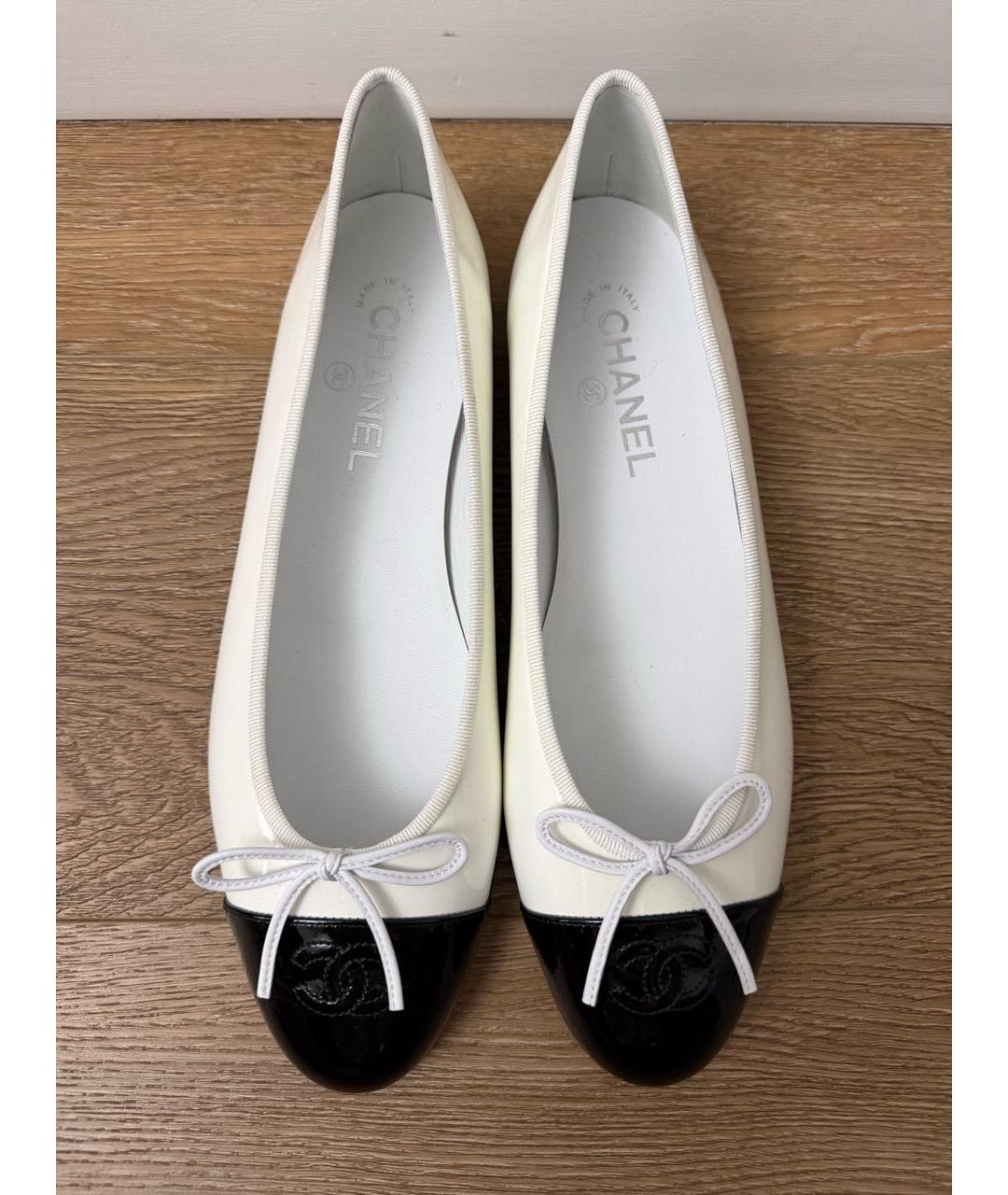 CHANEL Белые балетки из лакированной кожи, фото 3