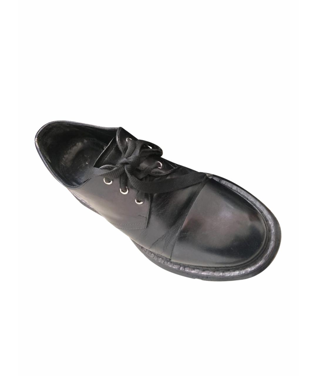 ALEXANDER MCQUEEN Черные низкие ботинки из лакированной кожи, фото 1