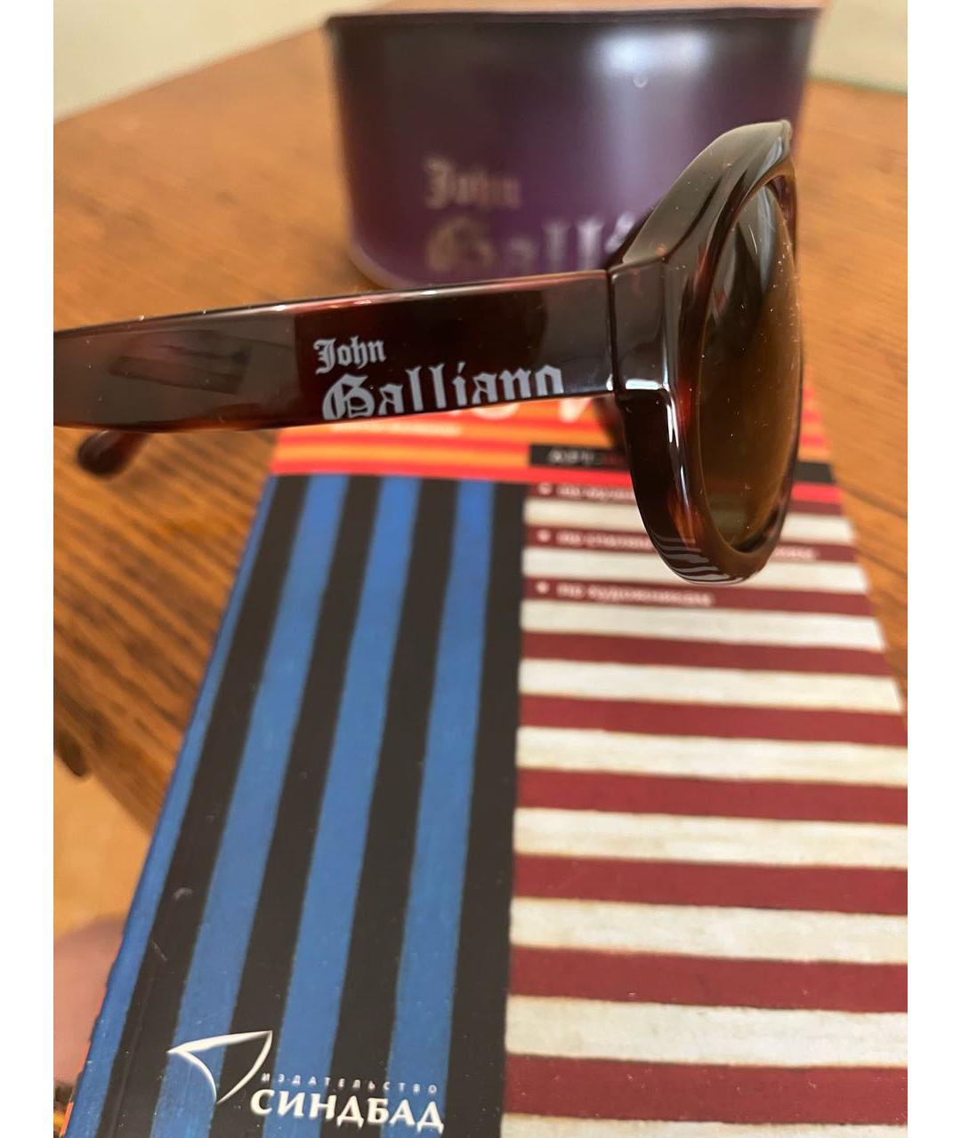 JOHN GALLIANO Коричневые пластиковые солнцезащитные очки, фото 4