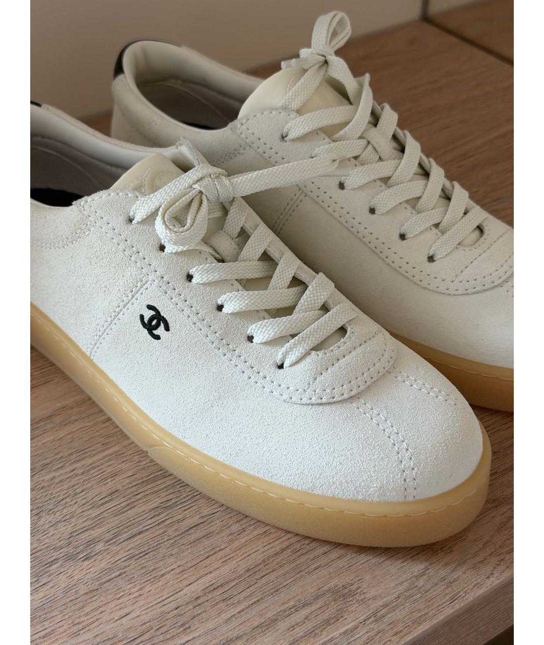 CHANEL Белые замшевые кеды, фото 5