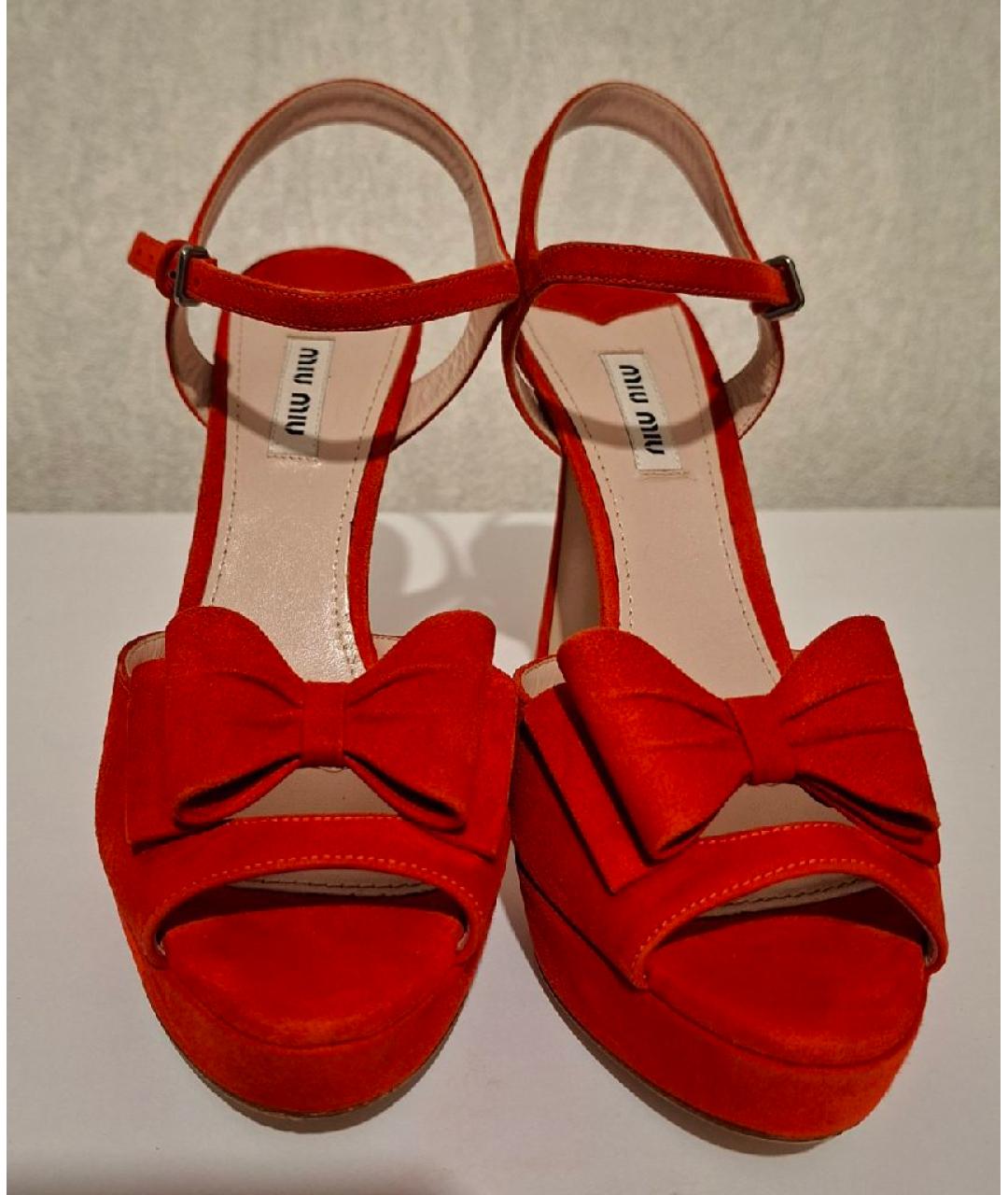 MIU MIU Красные замшевые туфли, фото 2