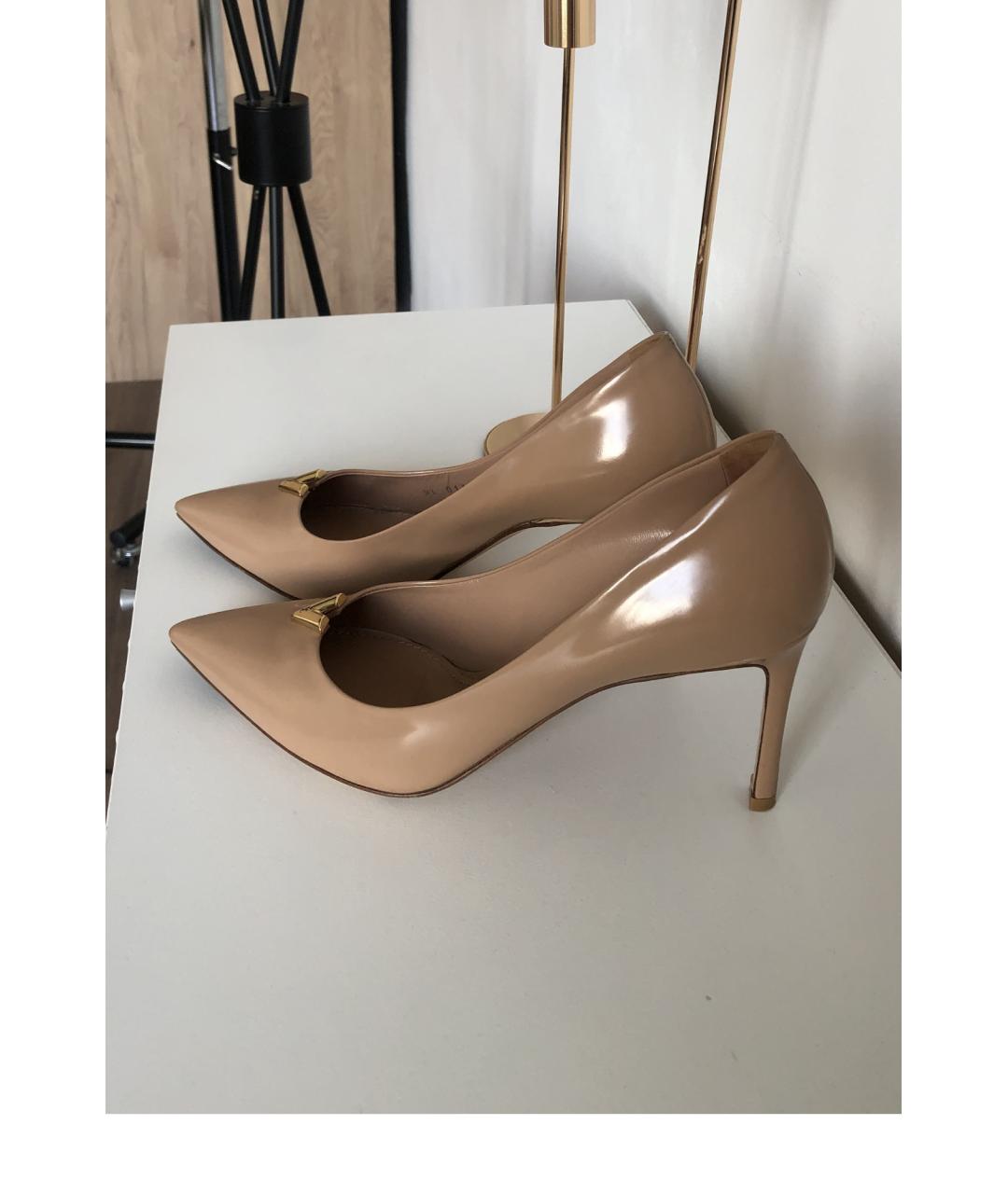 LOUIS VUITTON Бежевые туфли из лакированной кожи, фото 8