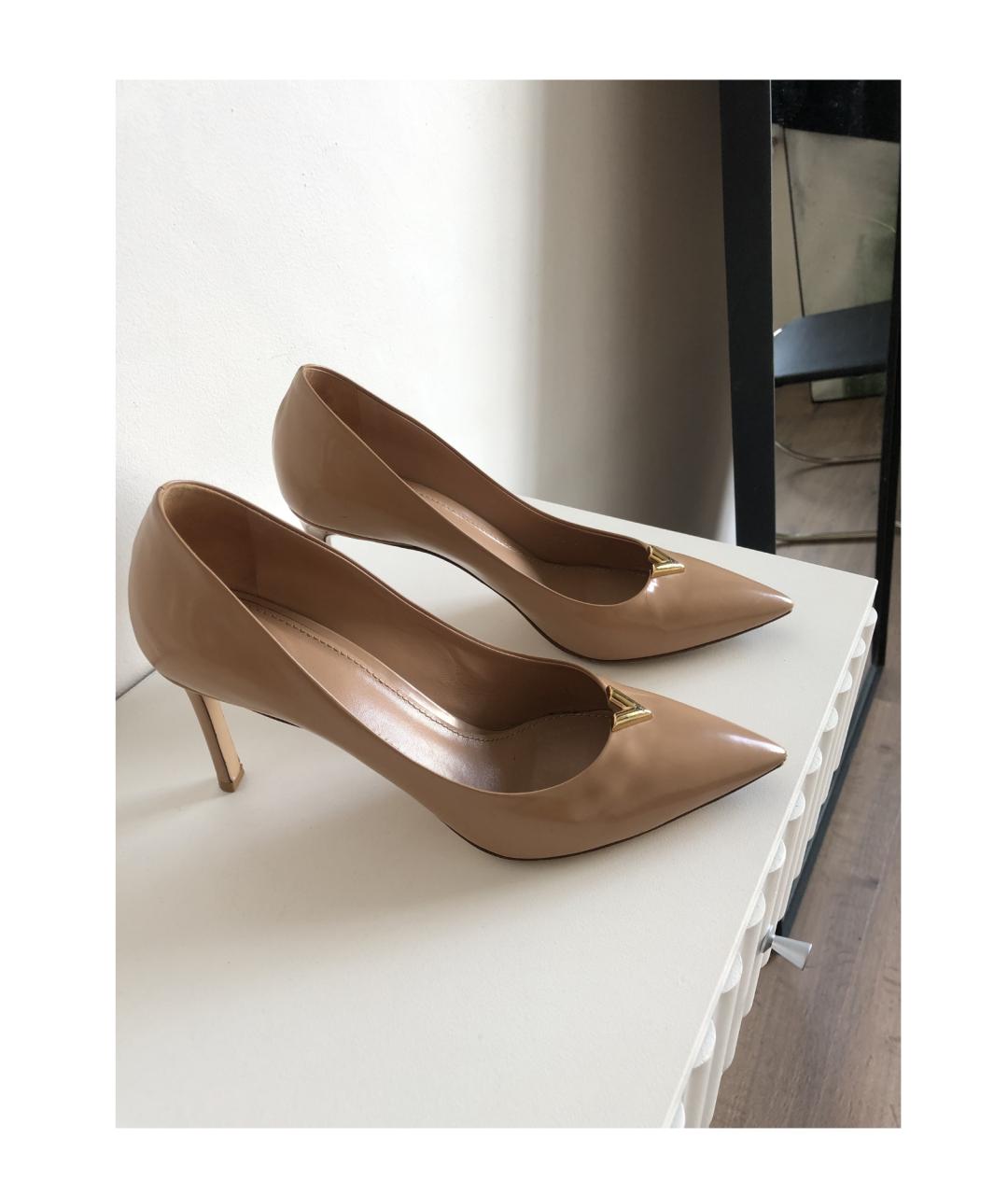 LOUIS VUITTON Бежевые туфли из лакированной кожи, фото 7