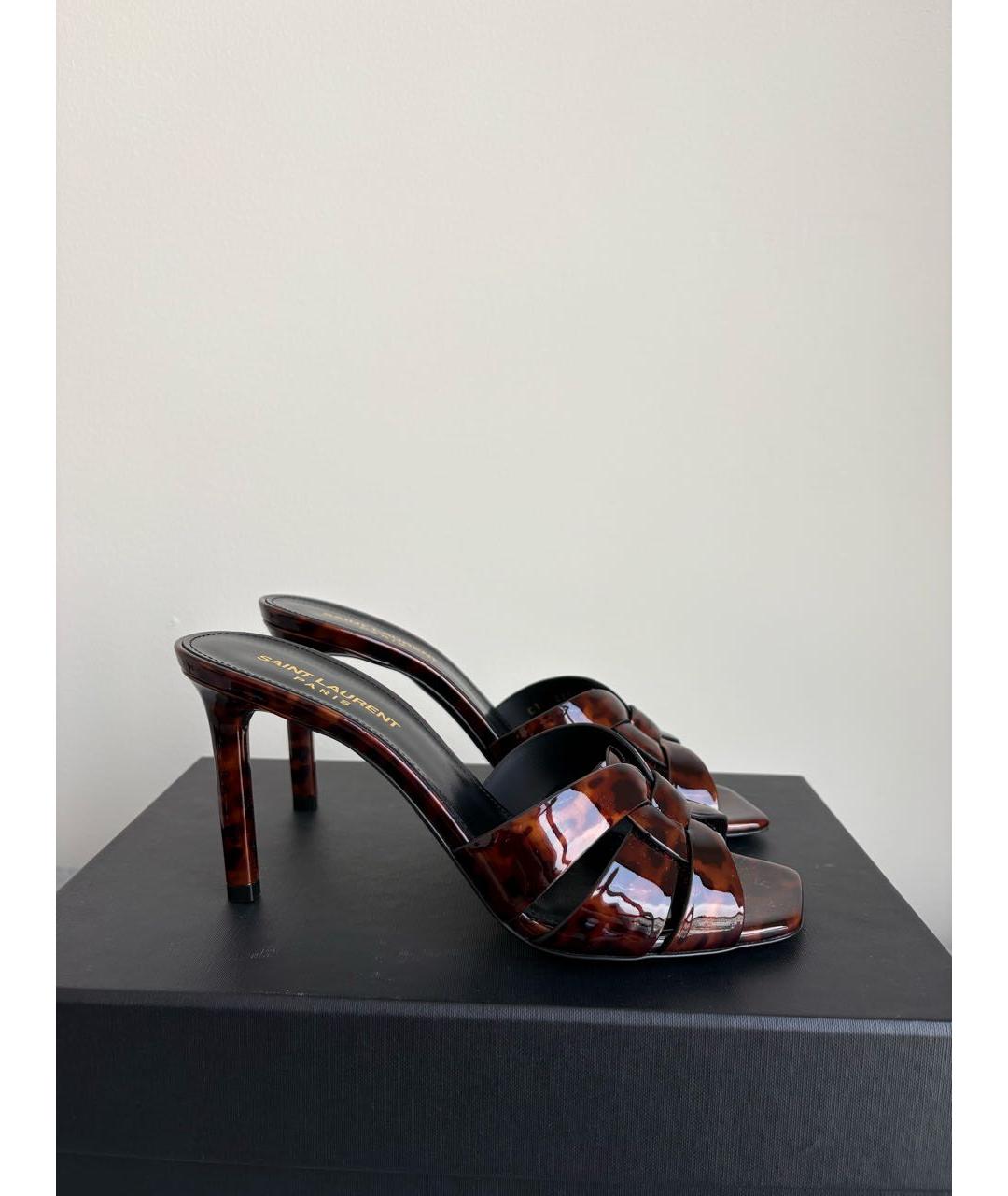 SAINT LAURENT Коричневые мюли из лакированной кожи, фото 5