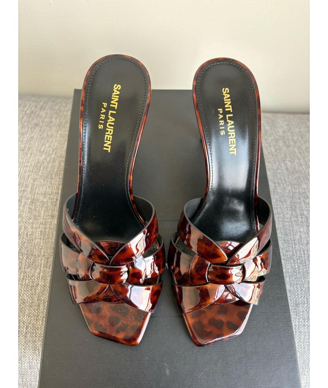 SAINT LAURENT Коричневые мюли из лакированной кожи, фото 2