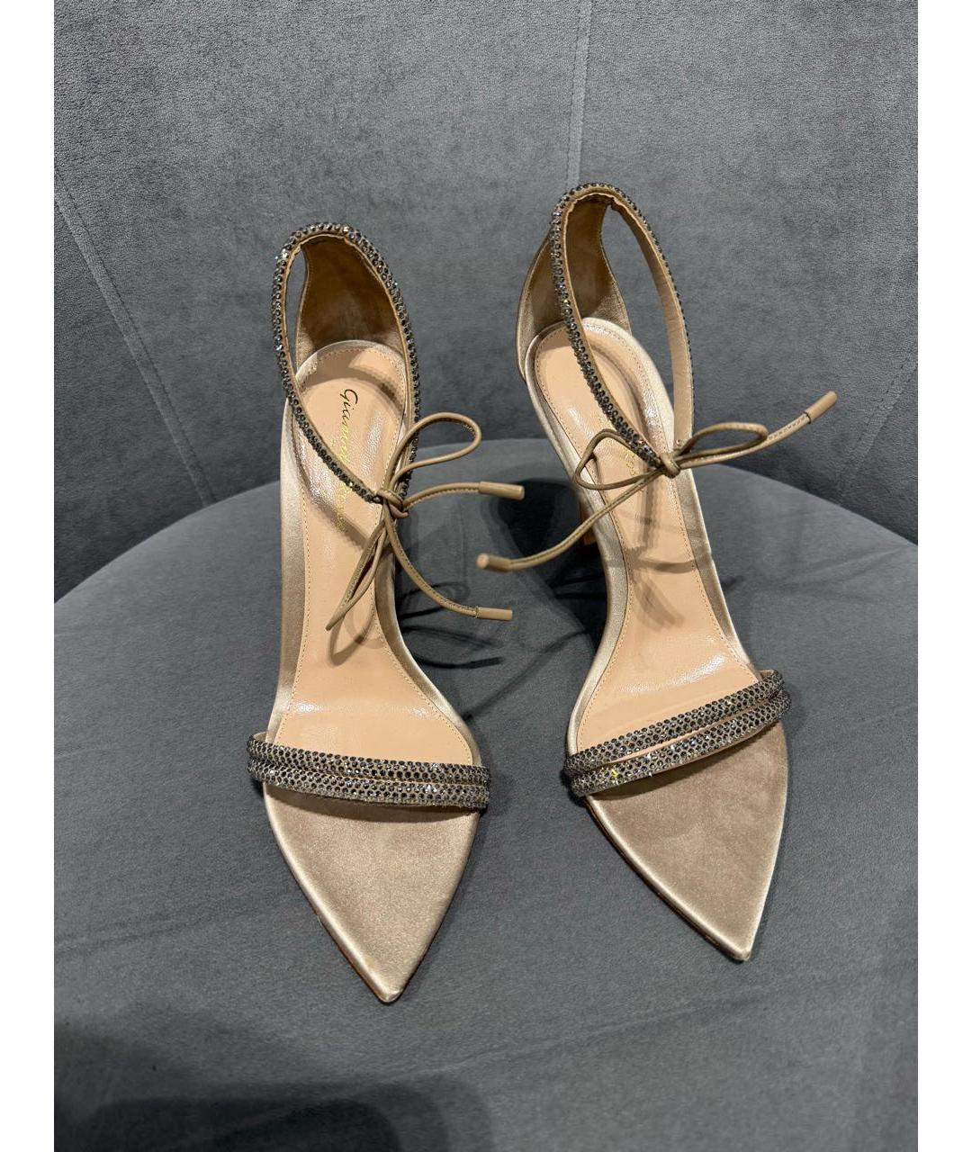 GIANVITO ROSSI Золотые текстильные босоножки, фото 2