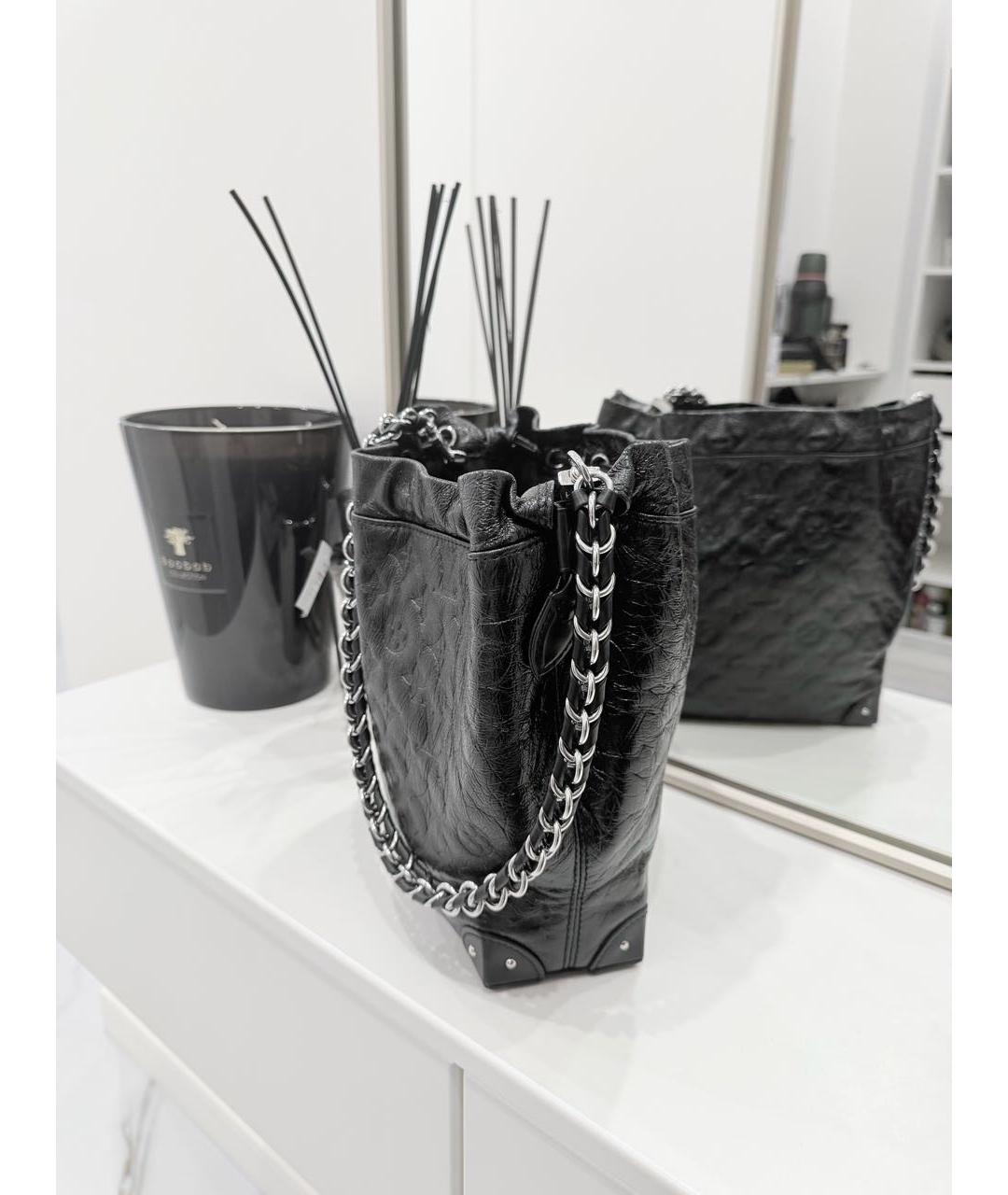 LOUIS VUITTON Черная сумка через плечо из лакированной кожи, фото 3