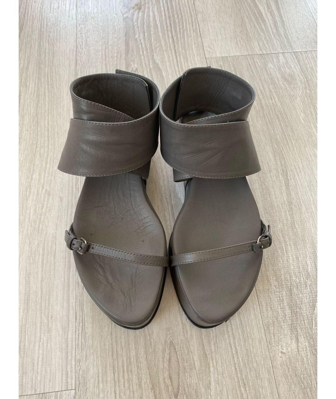 ANN DEMEULEMEESTER Серые кожаные босоножки, фото 2