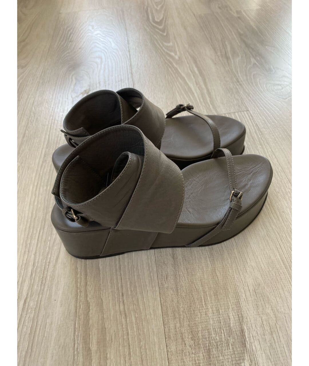 ANN DEMEULEMEESTER Серые кожаные босоножки, фото 5