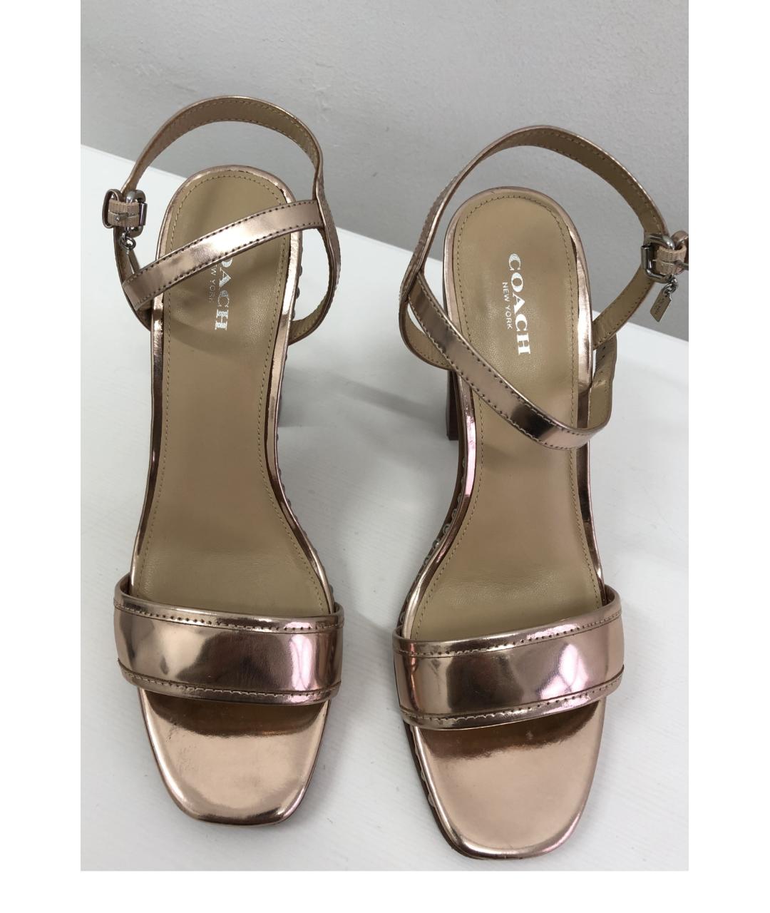 COACH Золотые босоножки из лакированной кожи, фото 3