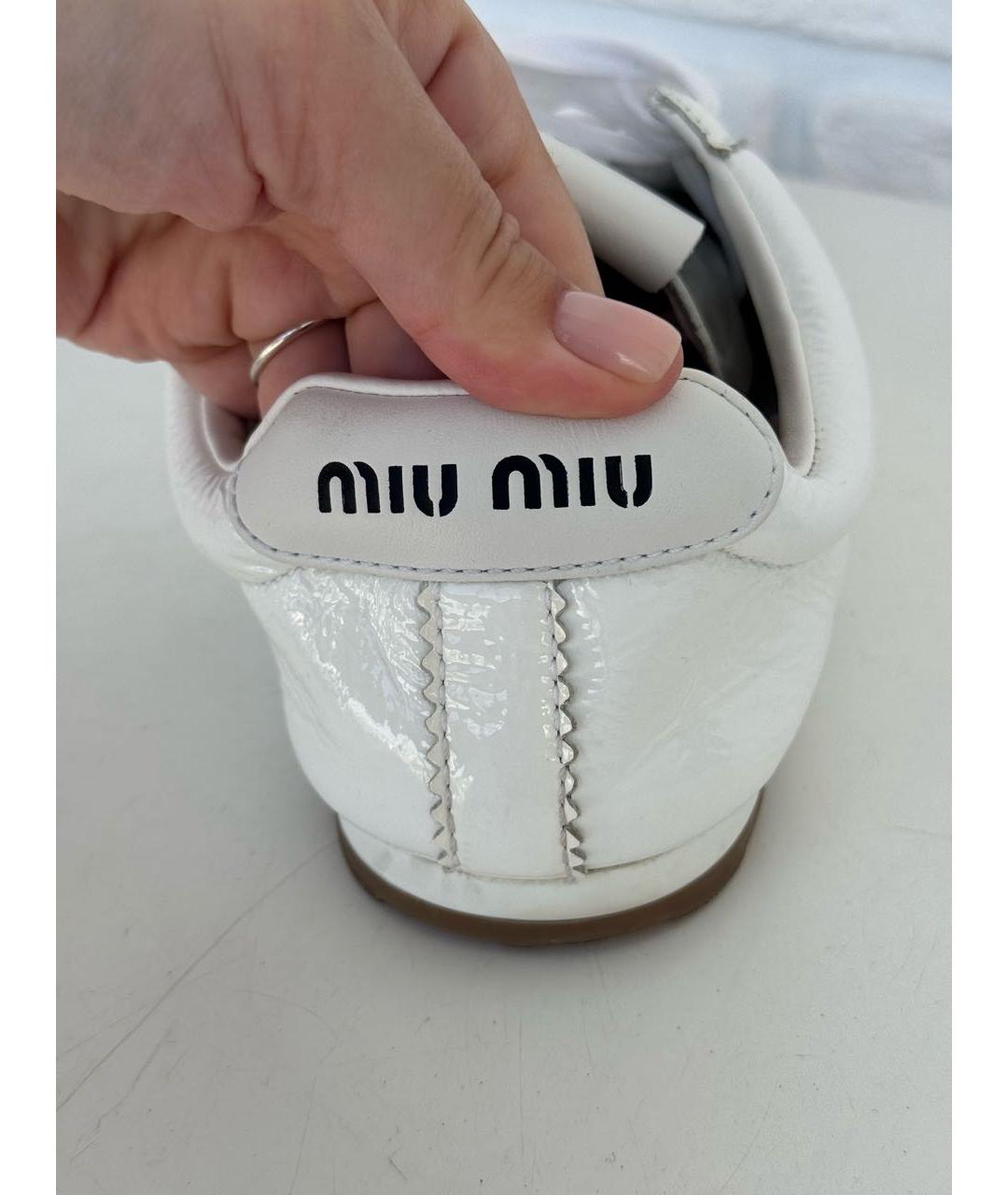 MIU MIU Белые кеды из лакированной кожи, фото 4