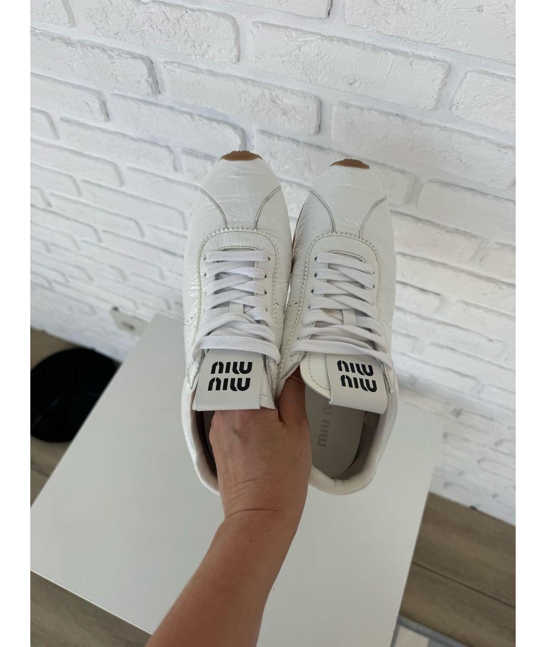 MIU MIU Белые кеды из лакированной кожи, фото 3