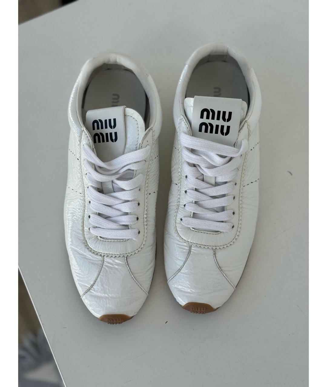 MIU MIU Белые кеды из лакированной кожи, фото 2