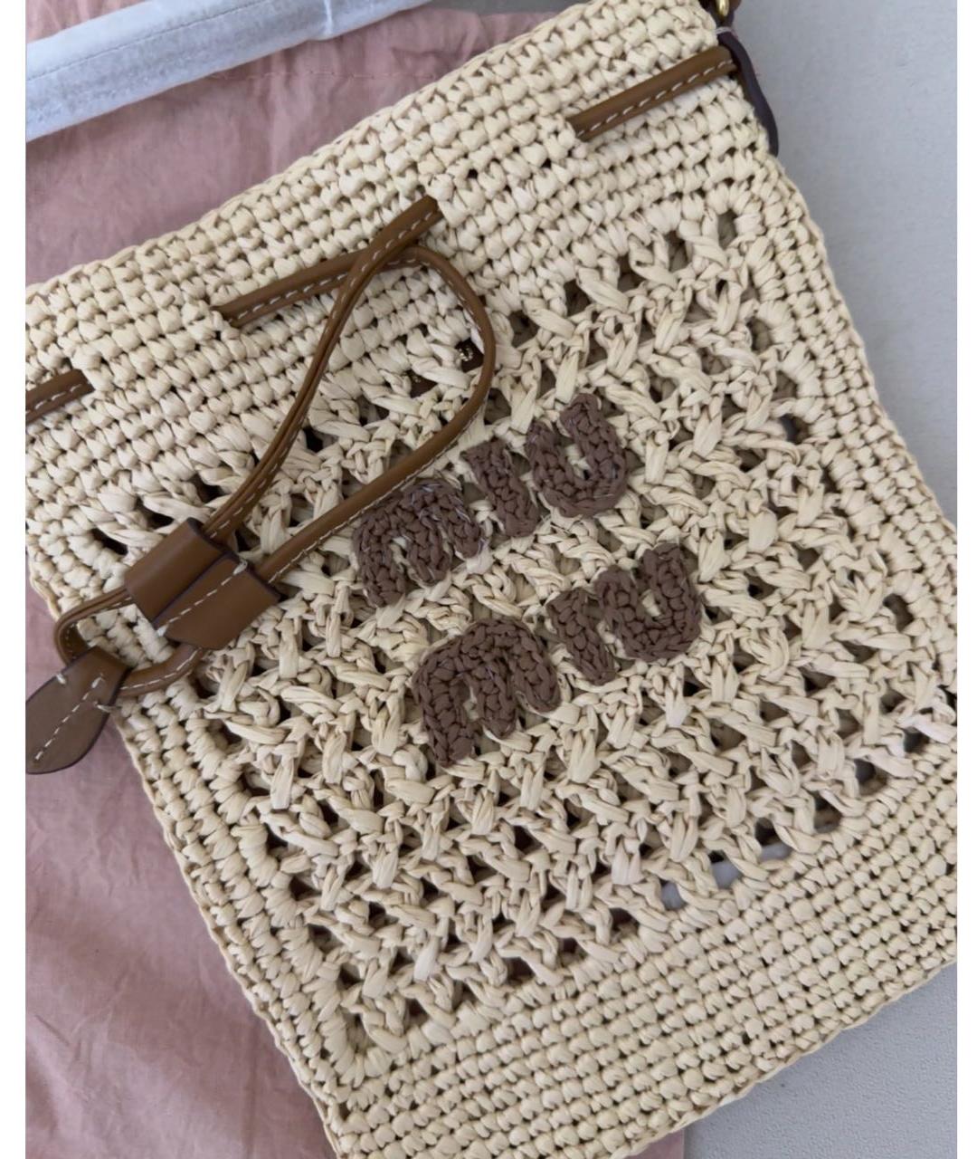MIU MIU Бежевая пелетеная сумка с короткими ручками, фото 3