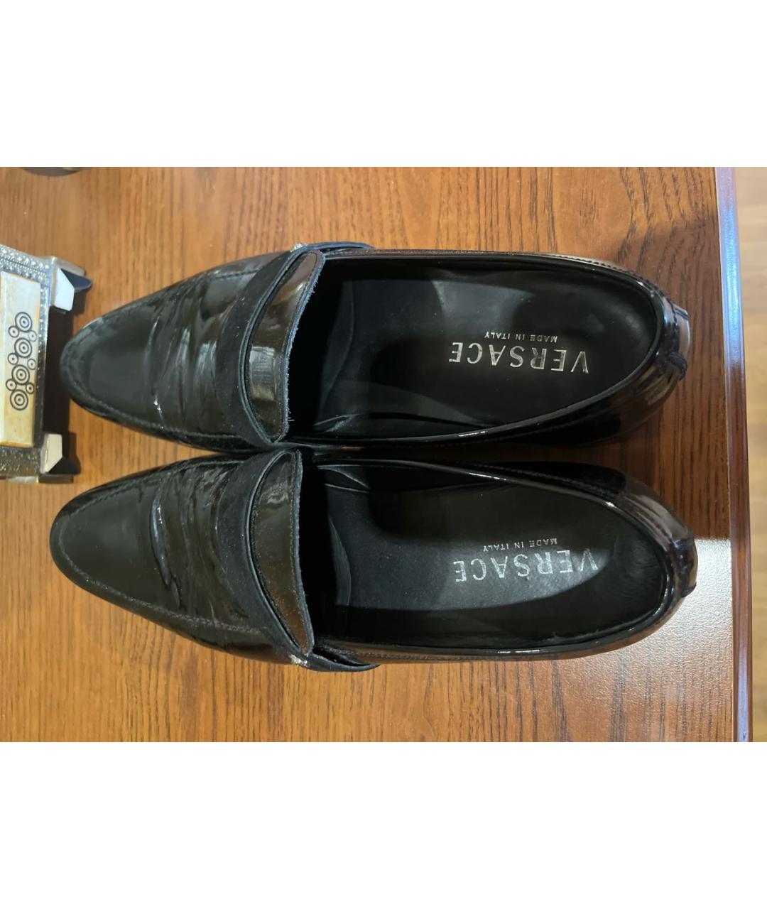 VERSACE Черные туфли из лакированной кожи, фото 3